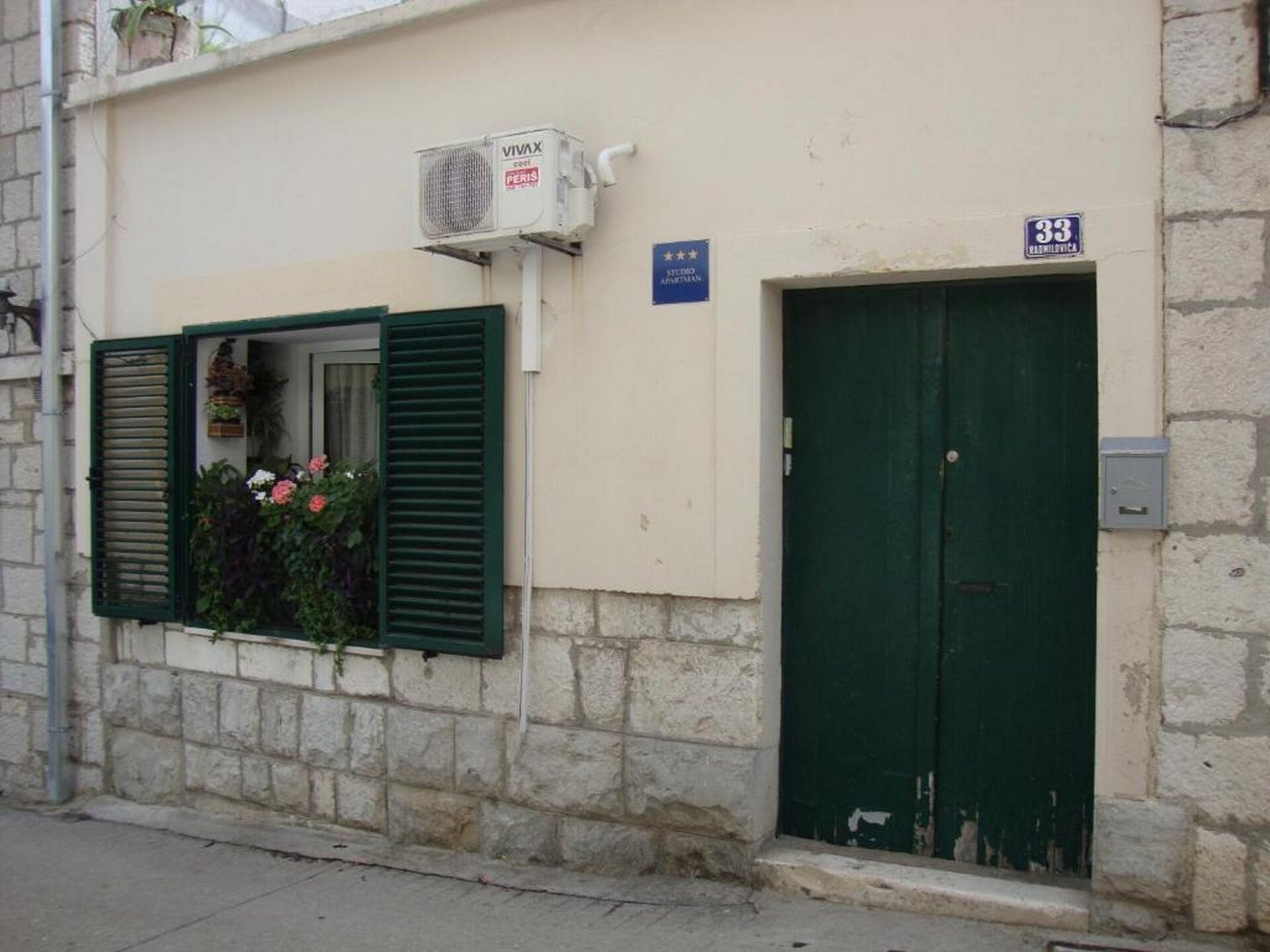 Gerenoveerd studio-appartement in historisch hart van Split met gedeelde tuin - foto 16