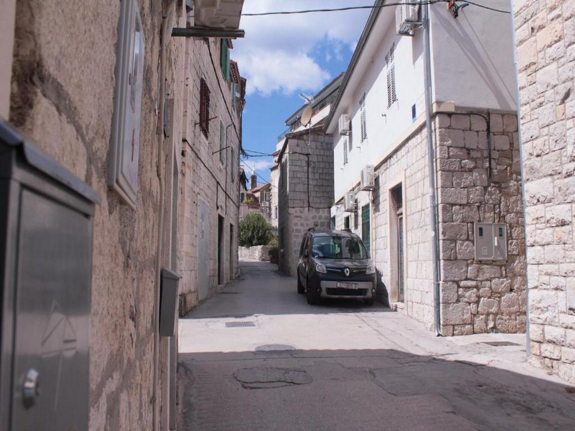 Gerenoveerd studio-appartement in historisch hart van Split met gedeelde tuin - foto 18