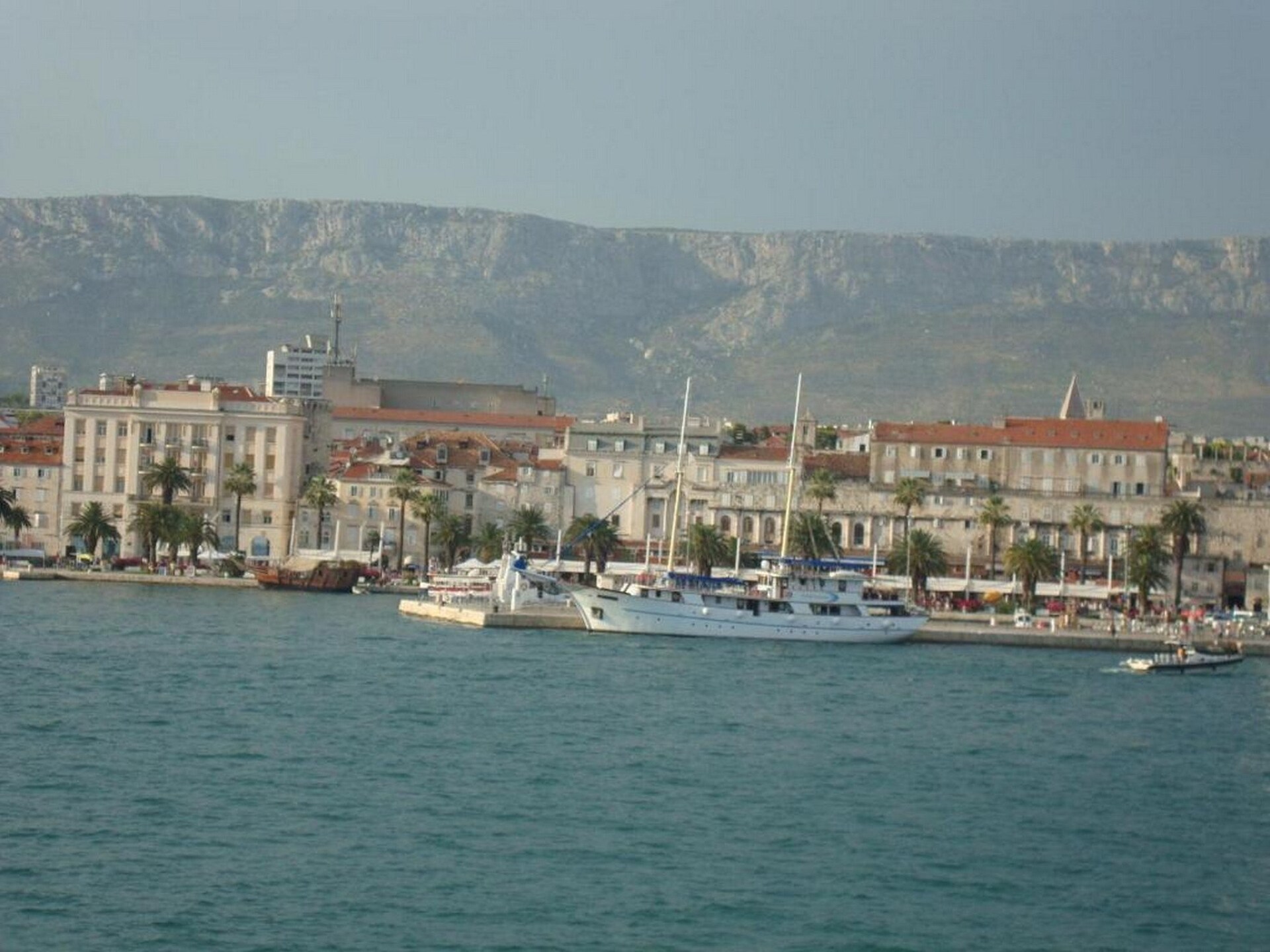 Gerenoveerd studio-appartement in historisch hart van Split met gedeelde tuin - foto 20