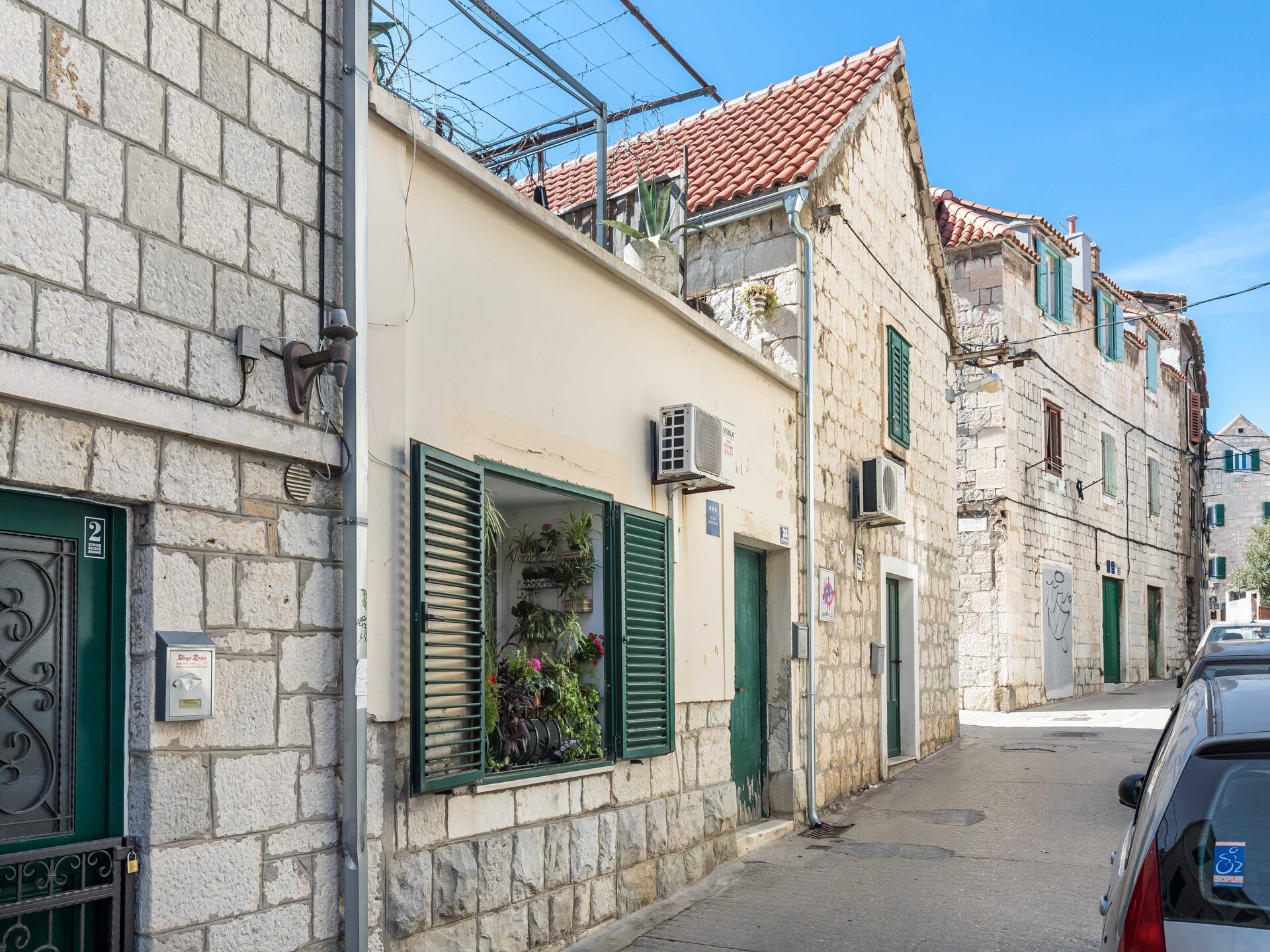 Gerenoveerd studio-appartement in historisch hart van Split met gedeelde tuin - foto 17
