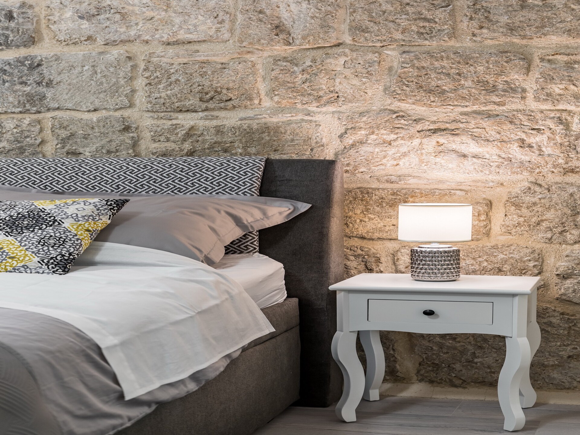 Gerenoveerd studio-appartement in historisch hart van Split met gedeelde tuin - foto 12