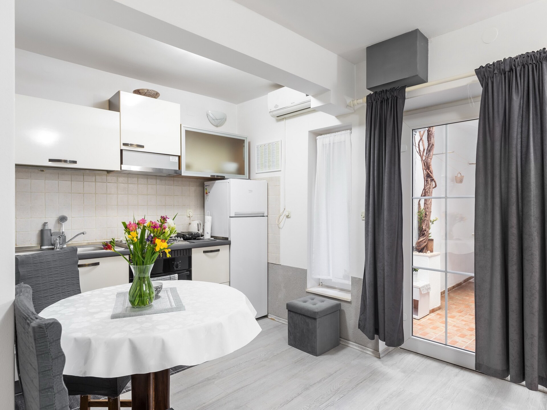 Gerenoveerd studio-appartement in historisch hart van Split met gedeelde tuin - foto 5