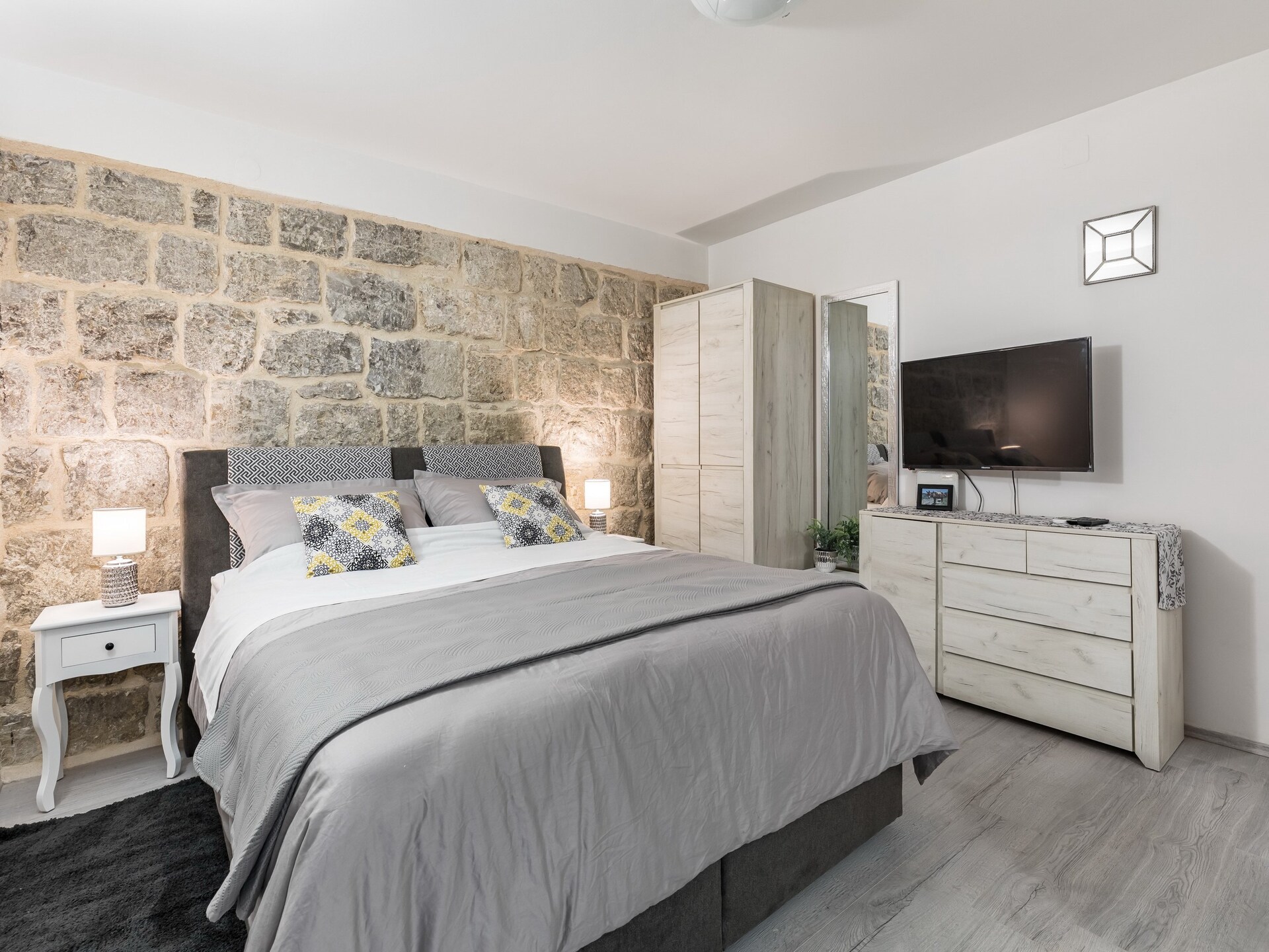 Gerenoveerd studio-appartement in historisch hart van Split met gedeelde tuin - foto 7