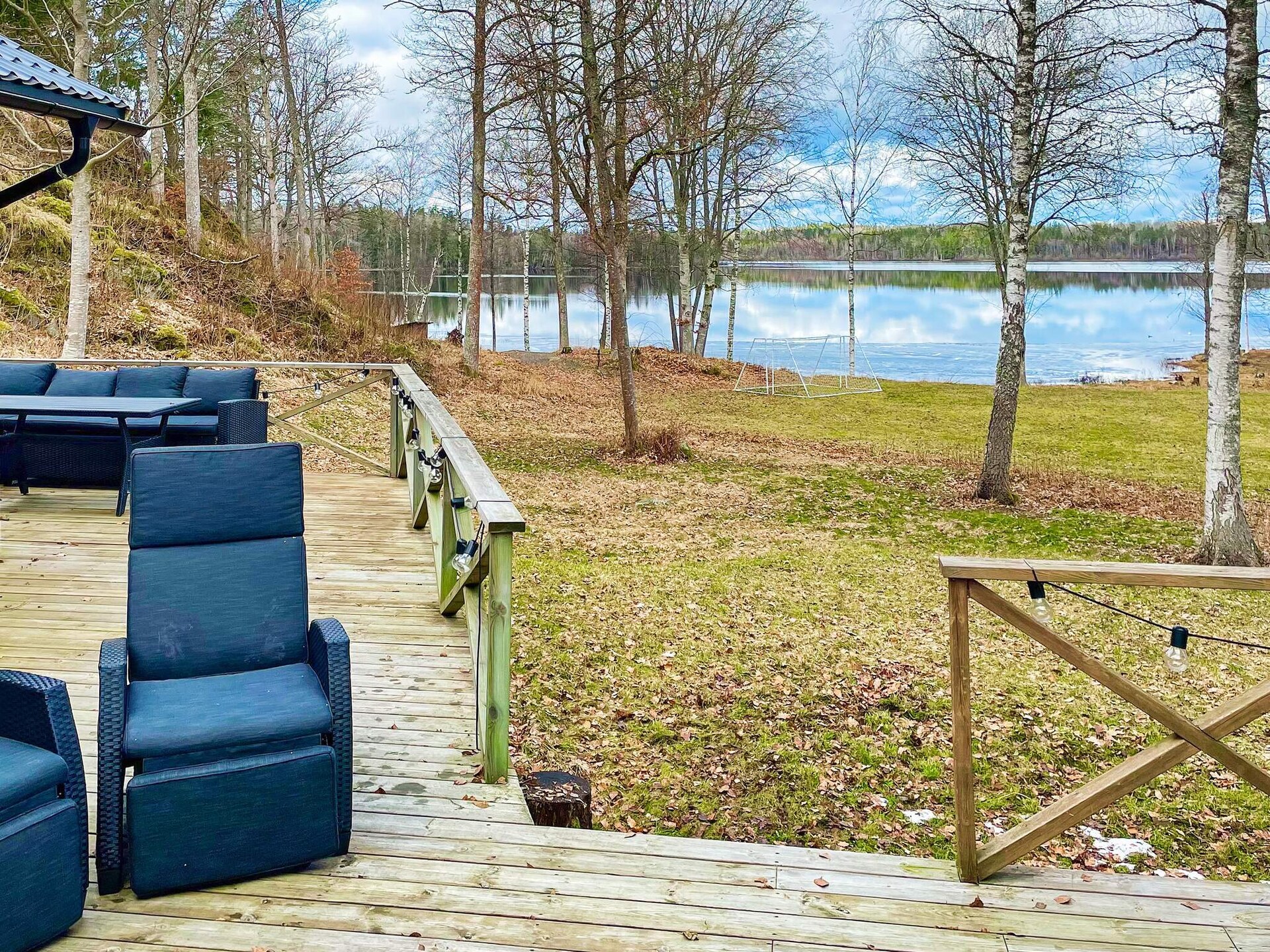 Zweeds vakantiehuis bij meer met royale houtterras en weids uitzicht - foto 2