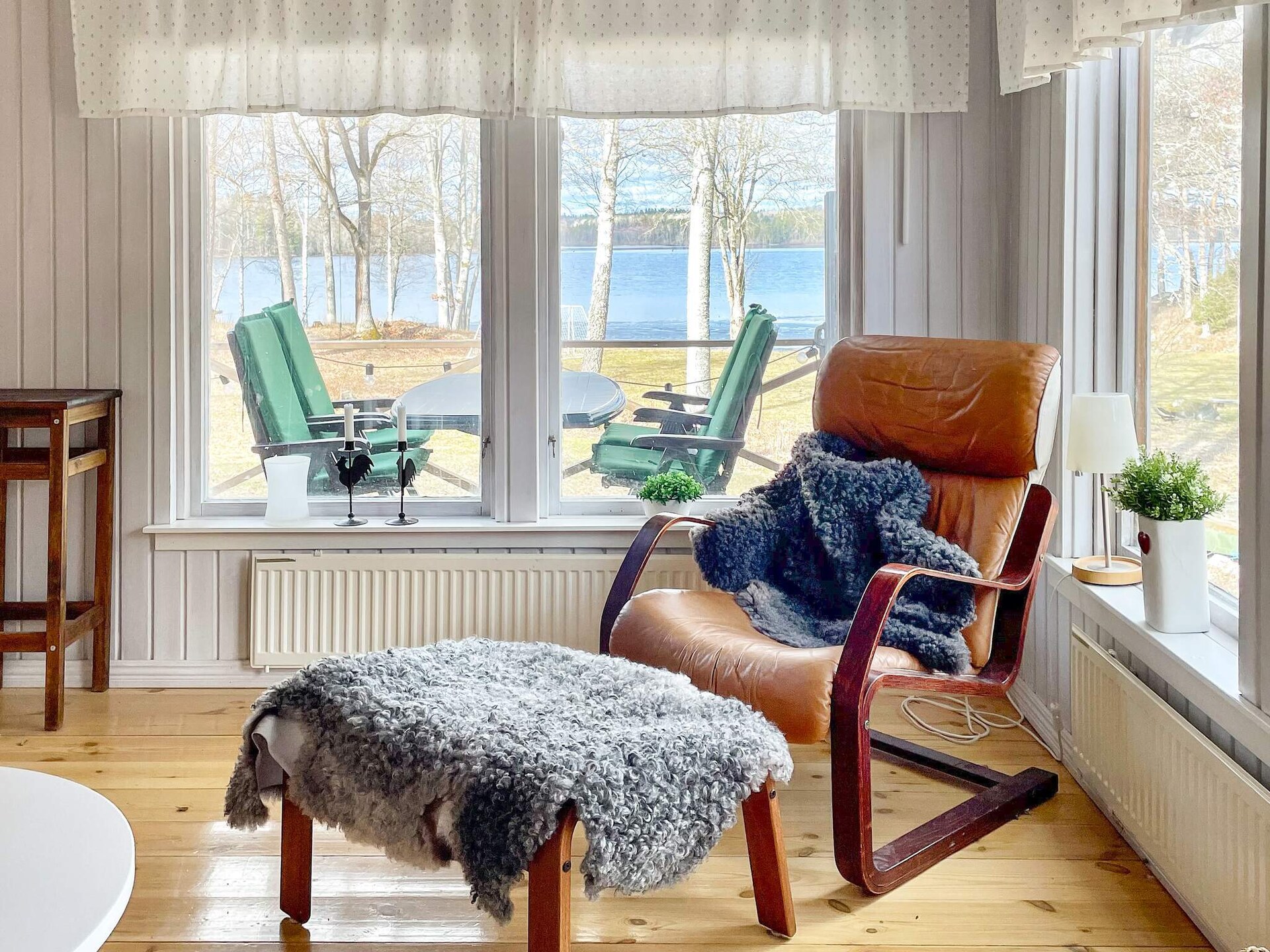 Zweeds vakantiehuis bij meer met royale houtterras en weids uitzicht - foto 20