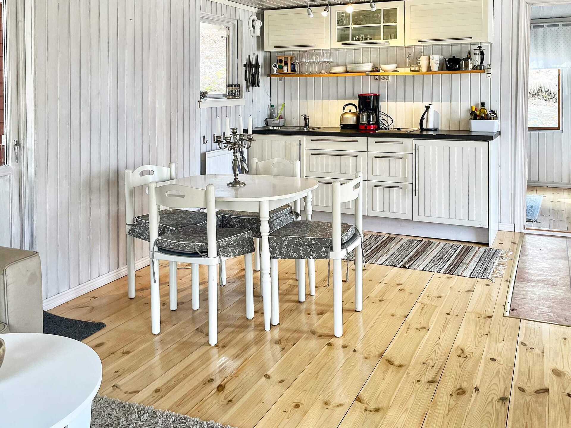 Zweeds vakantiehuis bij meer met royale houtterras en weids uitzicht - foto 16