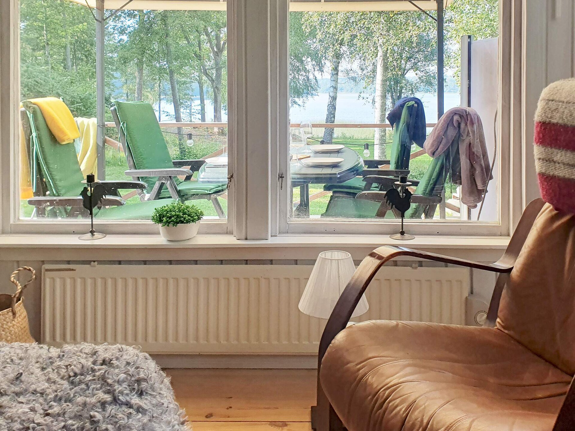Zweeds vakantiehuis bij meer met royale houtterras en weids uitzicht - foto 21