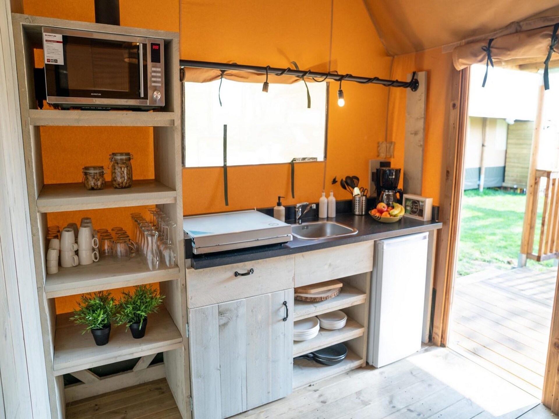 Glamping tent met uitzicht op Rhederlaagse Meren voor 8 personen - foto 2