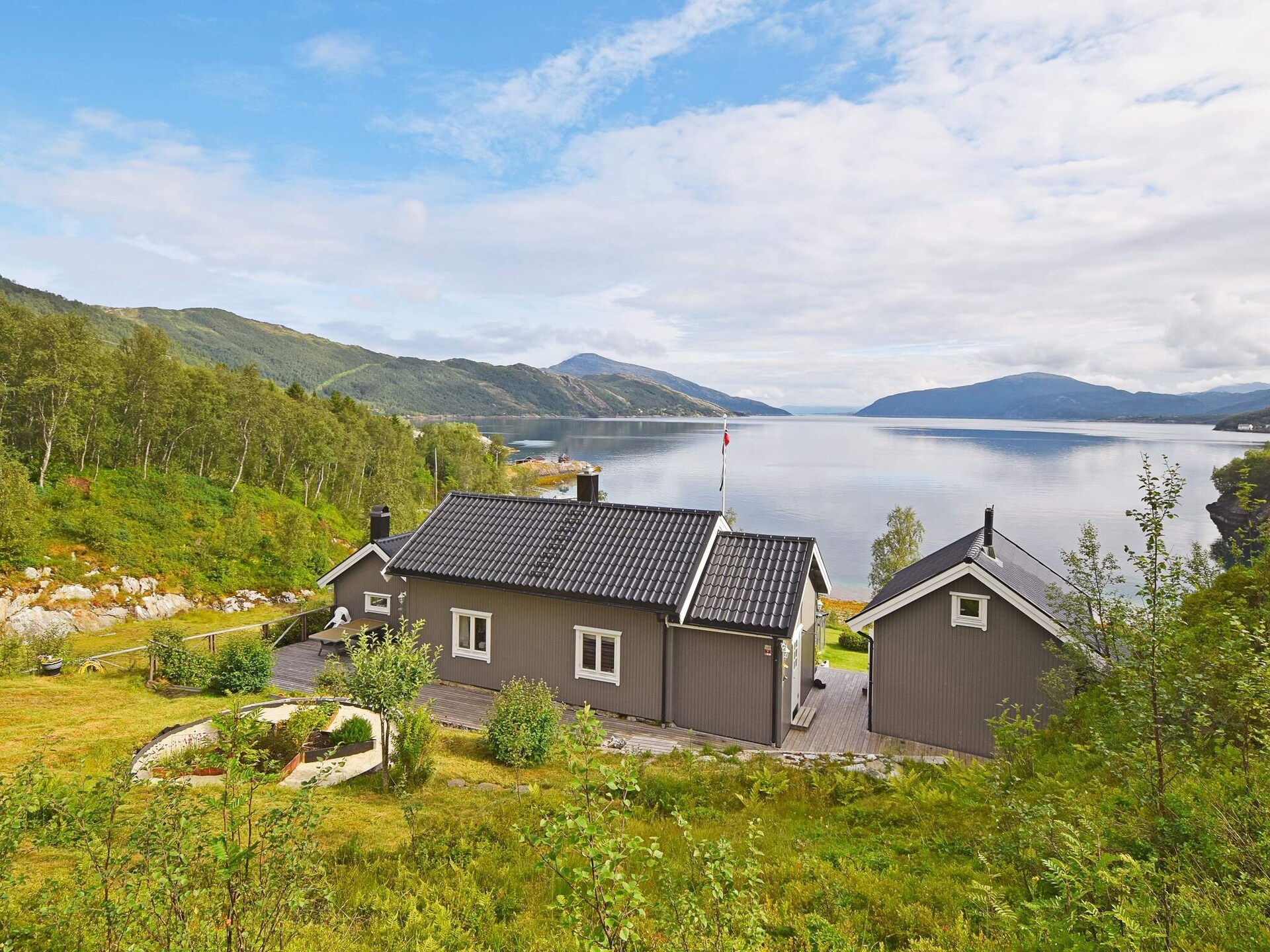 Vrijstaand vakantiehuis aan fjord met privéstrand en sauna op Sandhornøy - foto 1