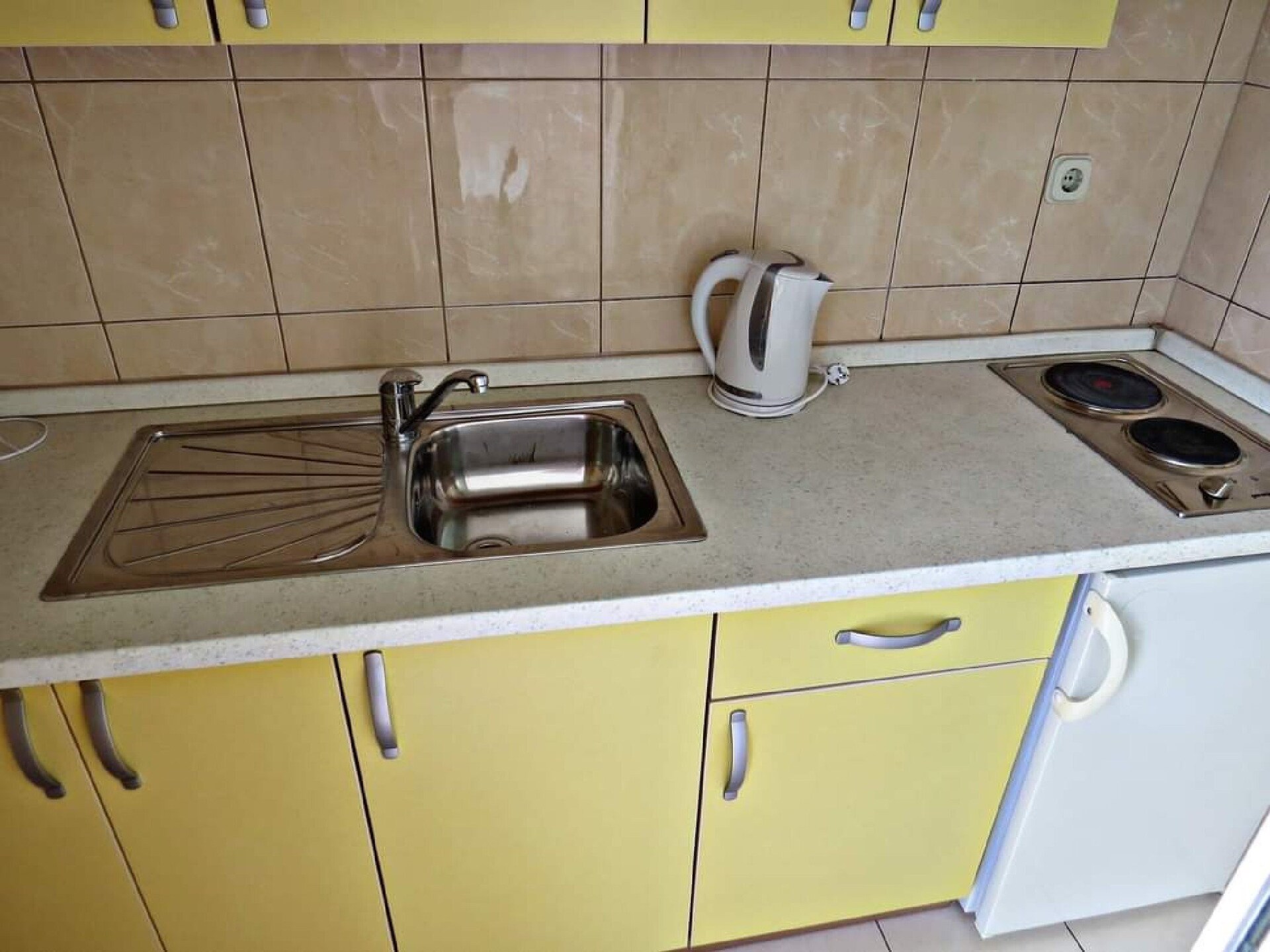 Knusse studio met zeezicht en balkon op 500 meter van het strand in Baška Voda - foto 1