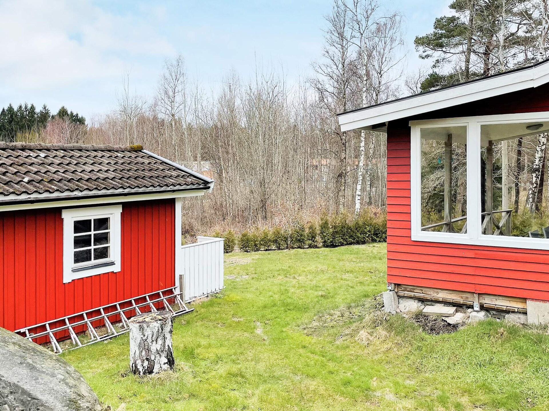 Gerenoveerd vakantiehuis met apart gastenverblijf vlakbij zee op Tjörn - foto 4