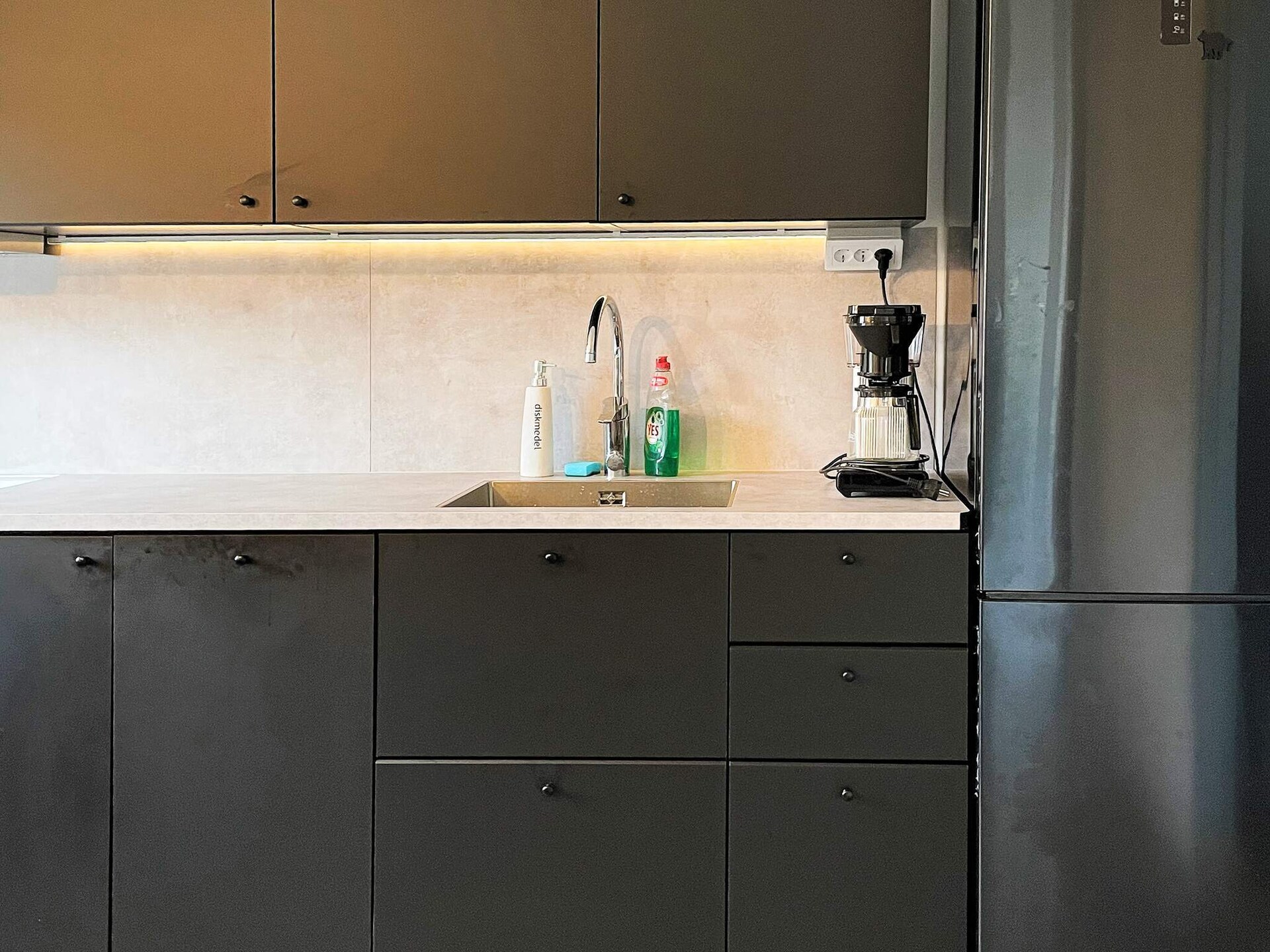 Gerenoveerd vakantiehuis met apart gastenverblijf vlakbij zee op Tjörn - foto 13