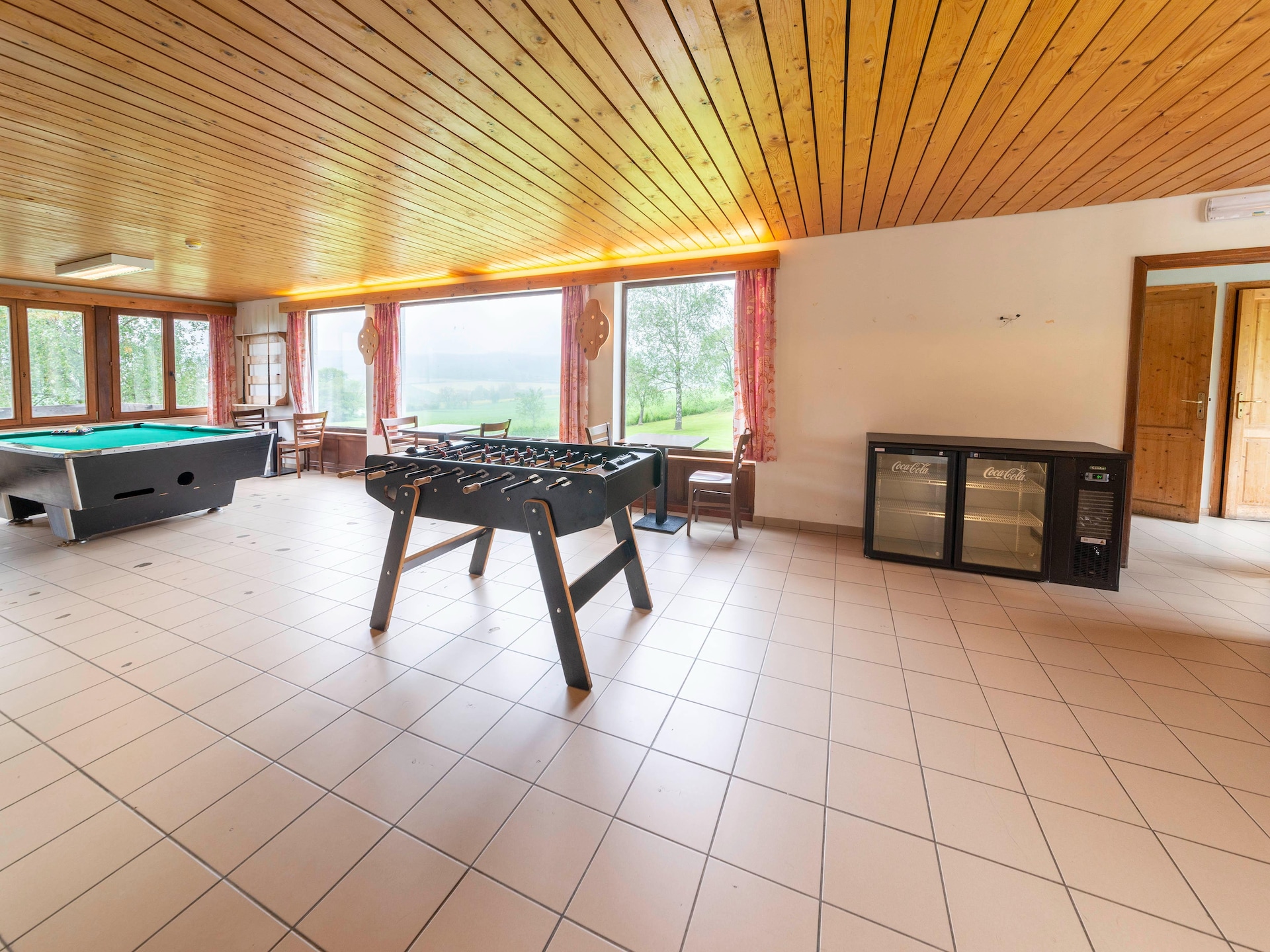 Op 1,0 km van het meer: 60-persoons vakantiehuis in Grand-Han - foto 5