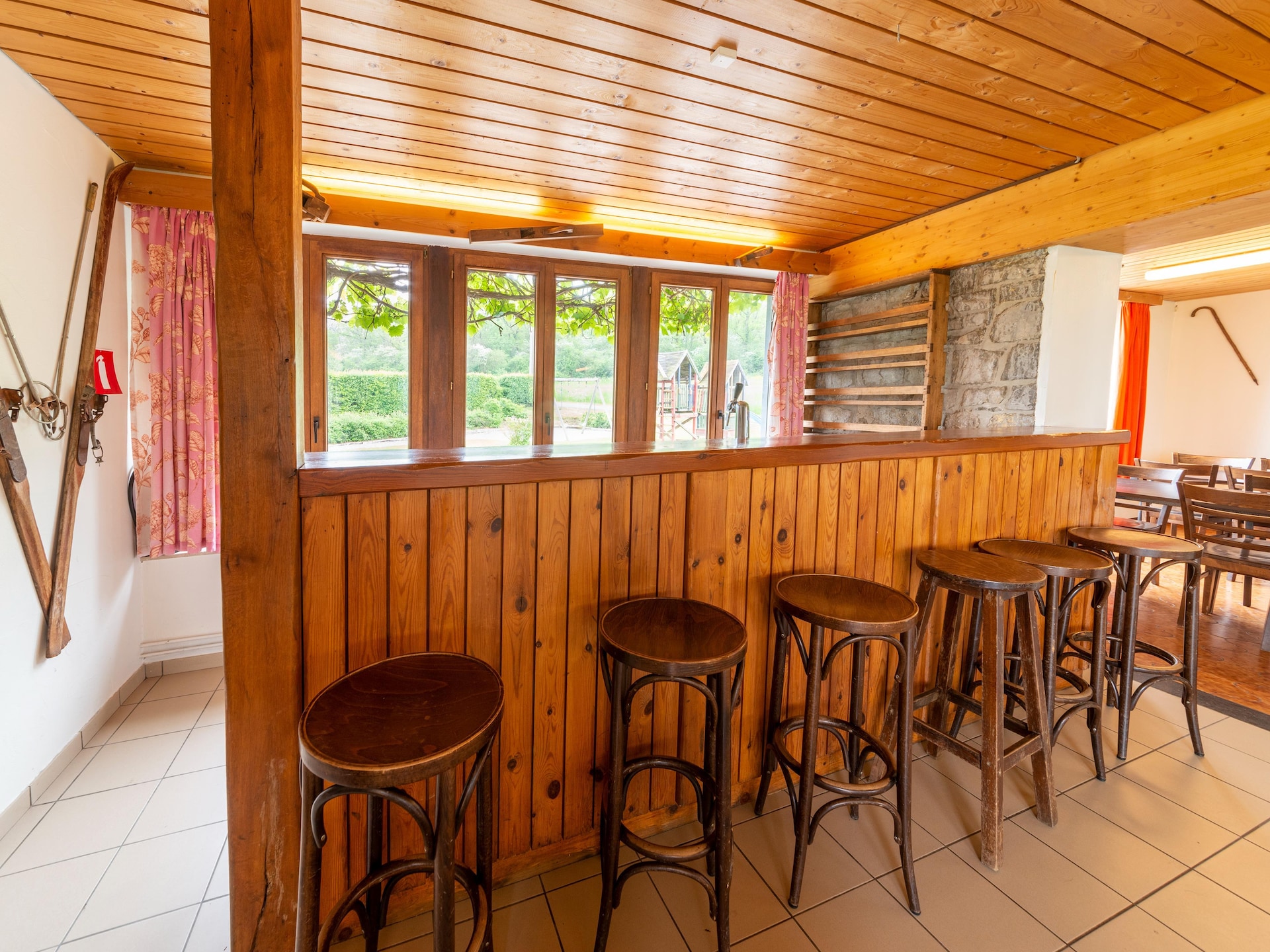 Op 1,0 km van het meer: 60-persoons vakantiehuis in Grand-Han - foto 40