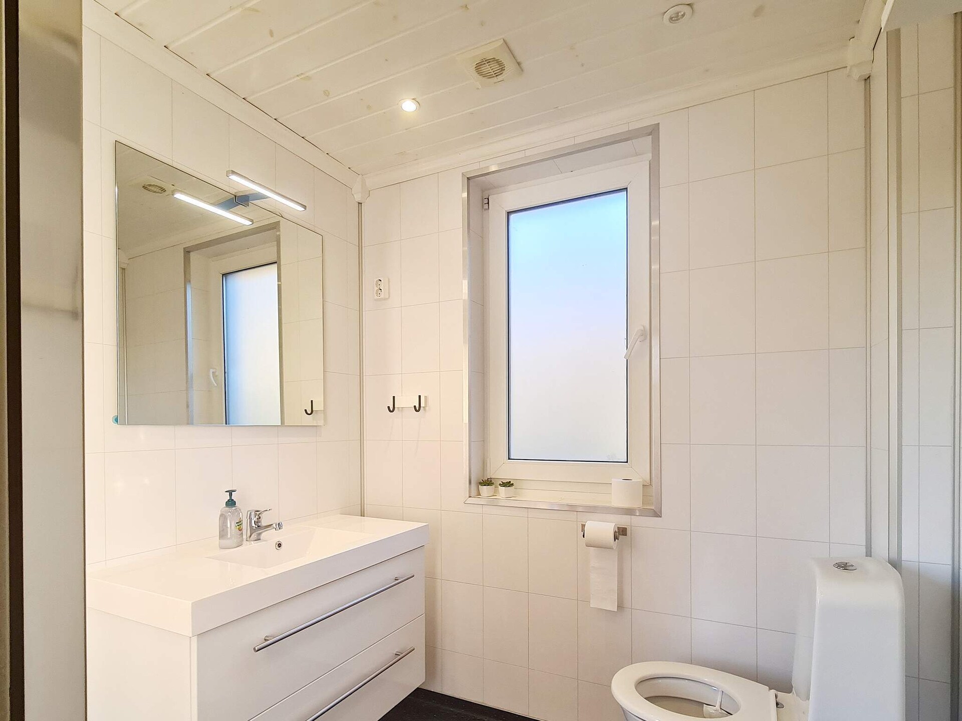 Vrijstaand vakantiehuis met waterzicht en snelle WiFi op Osterøy - foto 16