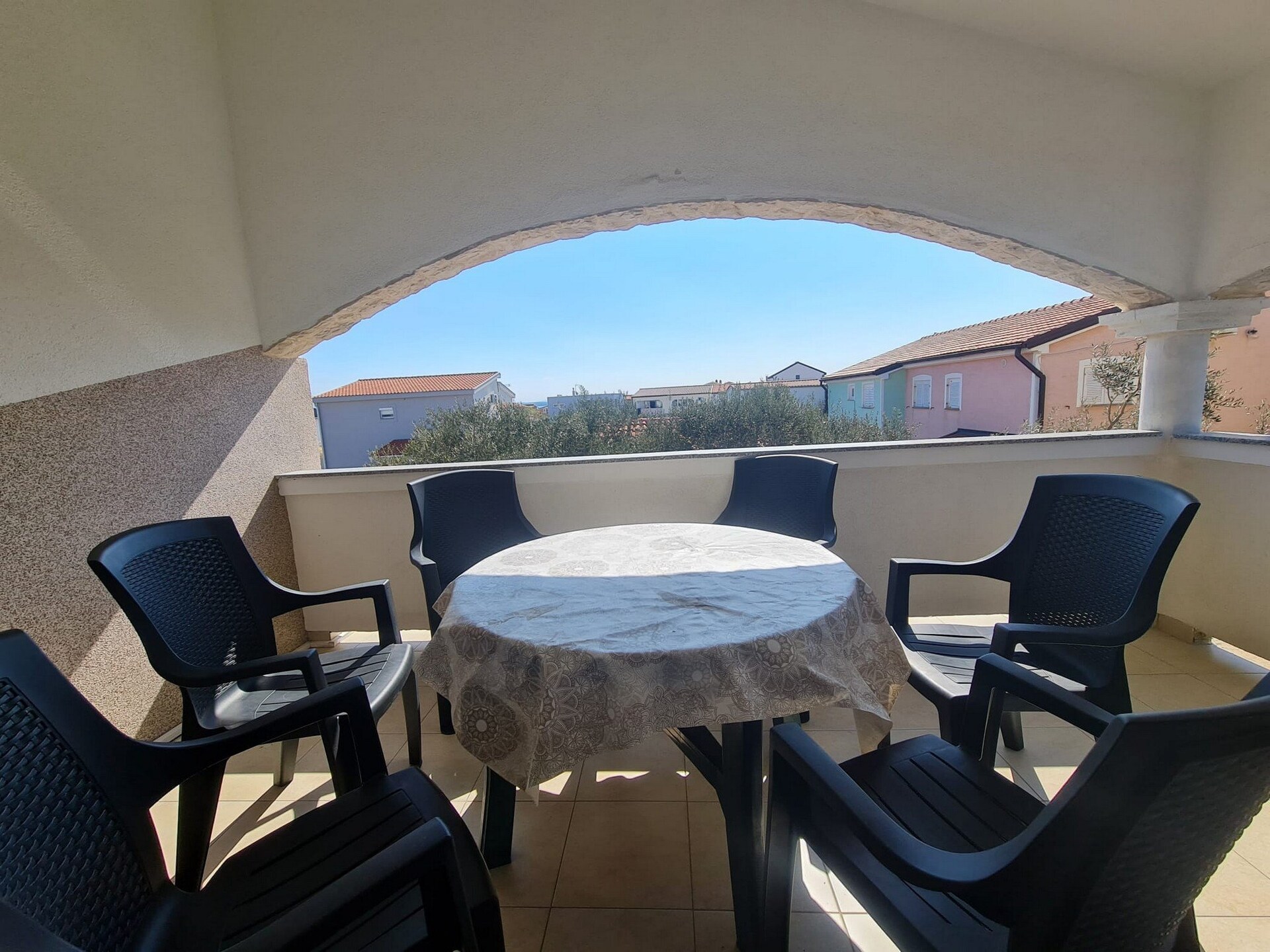 Ruim appartement voor 6 op eiland Vir met terras en BBQ, 200m van zee - foto 11