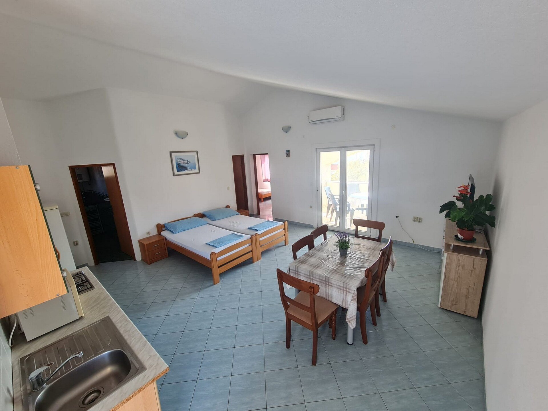 Ruim appartement voor 6 op eiland Vir met terras en BBQ, 200m van zee - foto 12