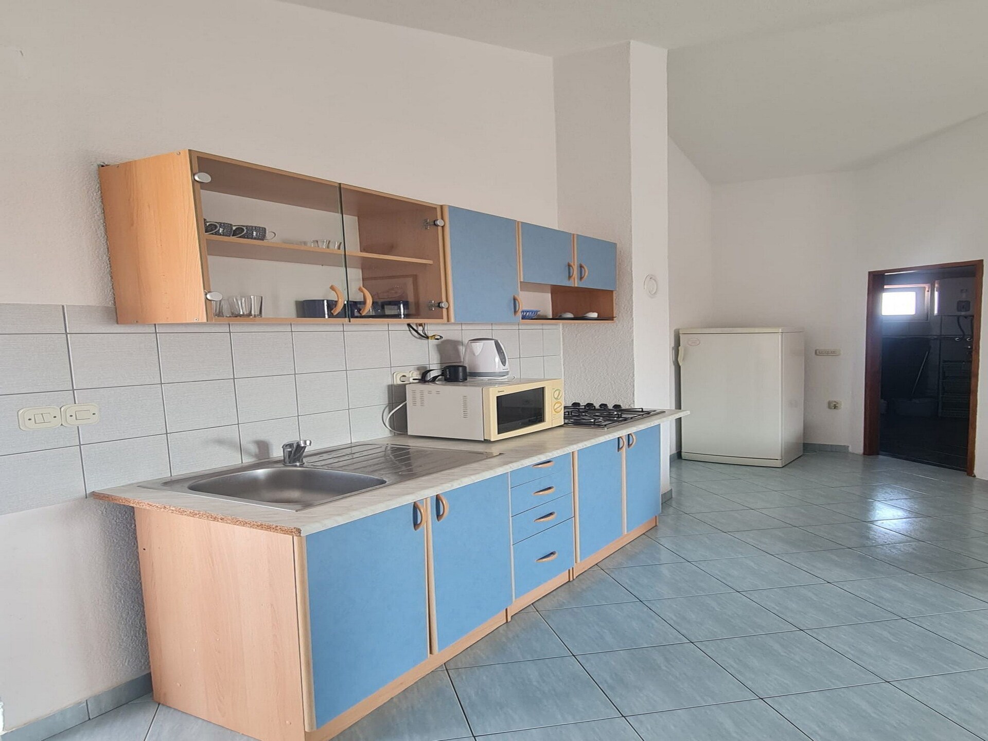 Ruim appartement voor 6 op eiland Vir met terras en BBQ, 200m van zee - foto 3