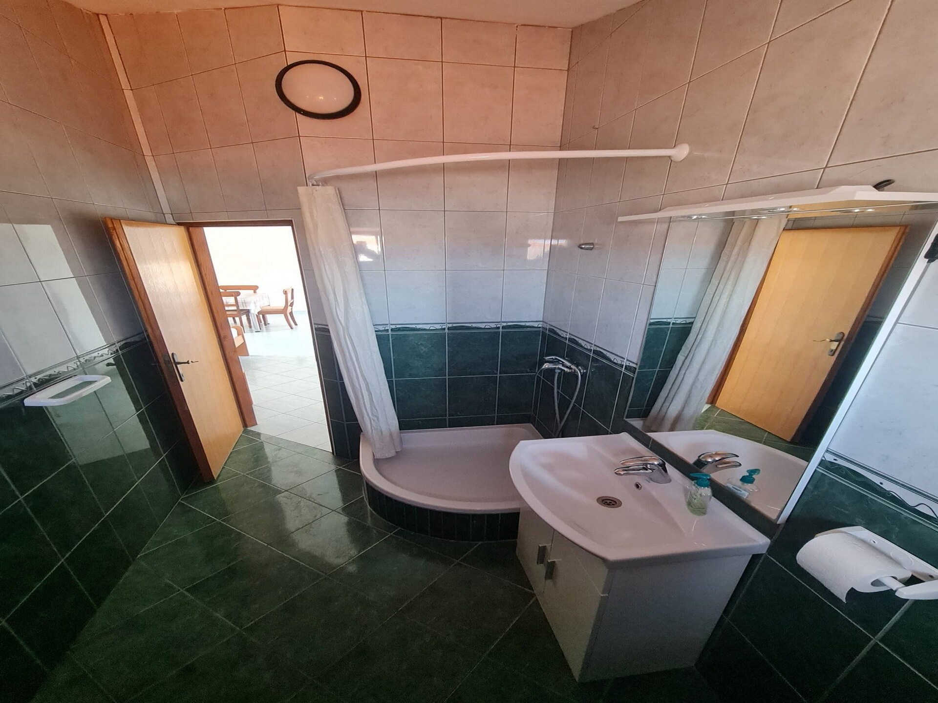 Ruim appartement voor 6 op eiland Vir met terras en BBQ, 200m van zee - foto 10