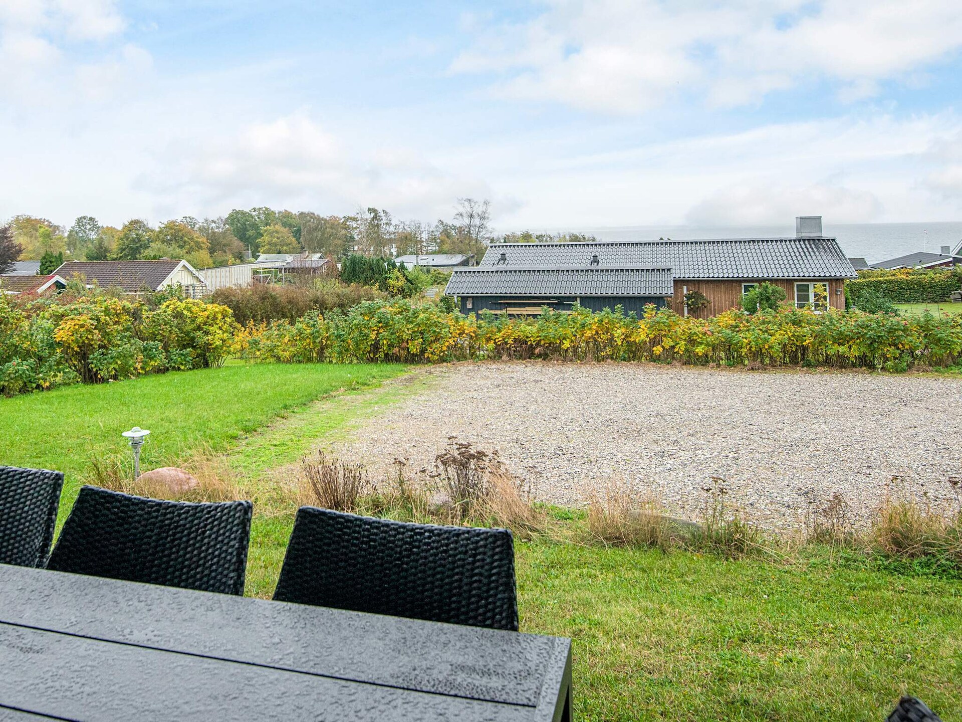 Op 350 m van zee: Modern vakantiehuis in Rønde met zeezicht - foto 5