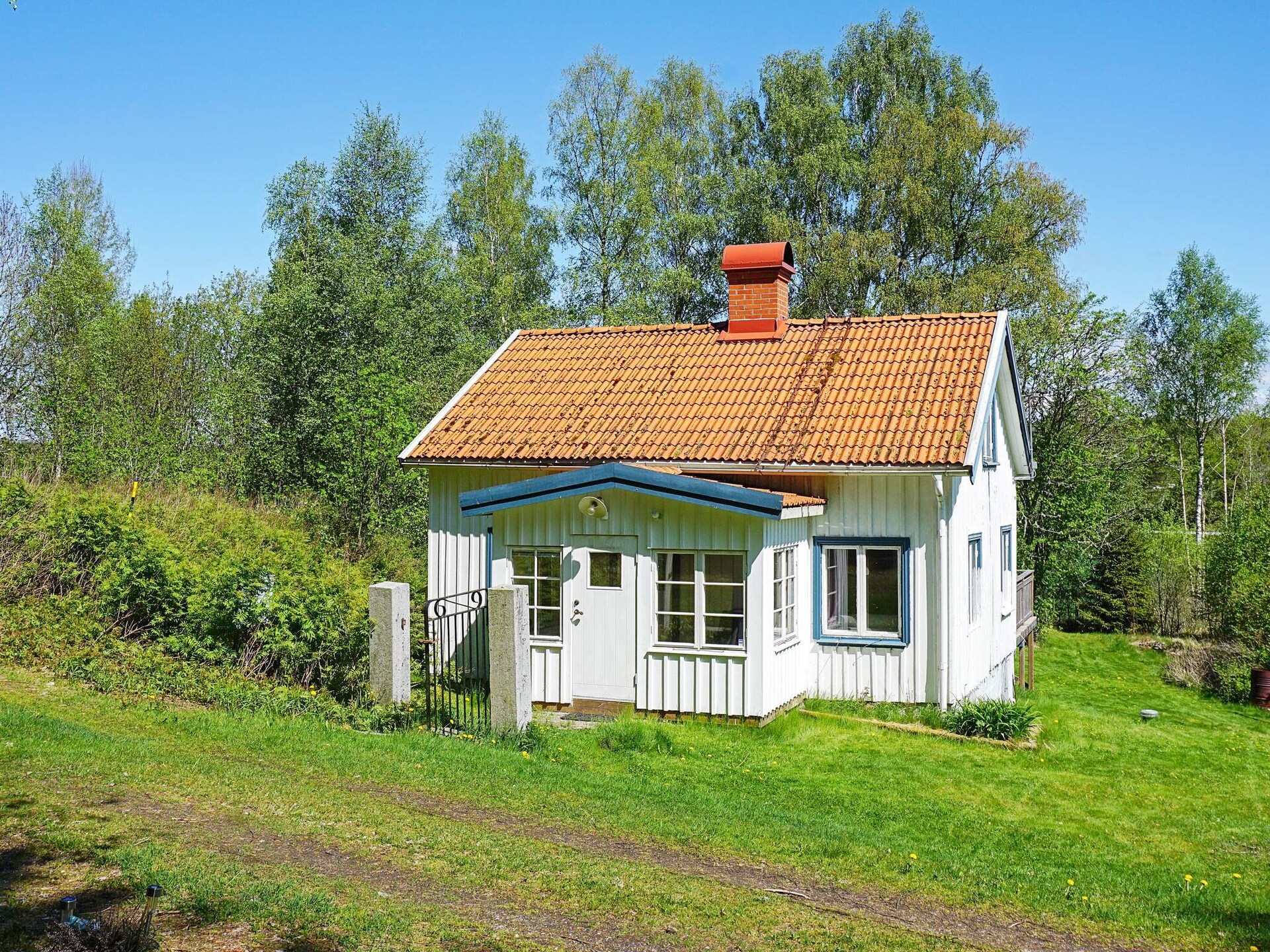 Traditioneel Zweeds houten huisje met golfbaan op loopafstand in Fjällbacka - foto 1