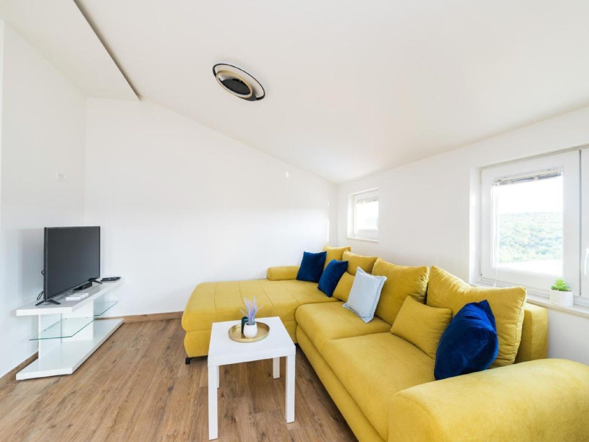 Ruim 3-slaapkamerappartement met balkon en gedeeld zwembad in Radovin - foto 1