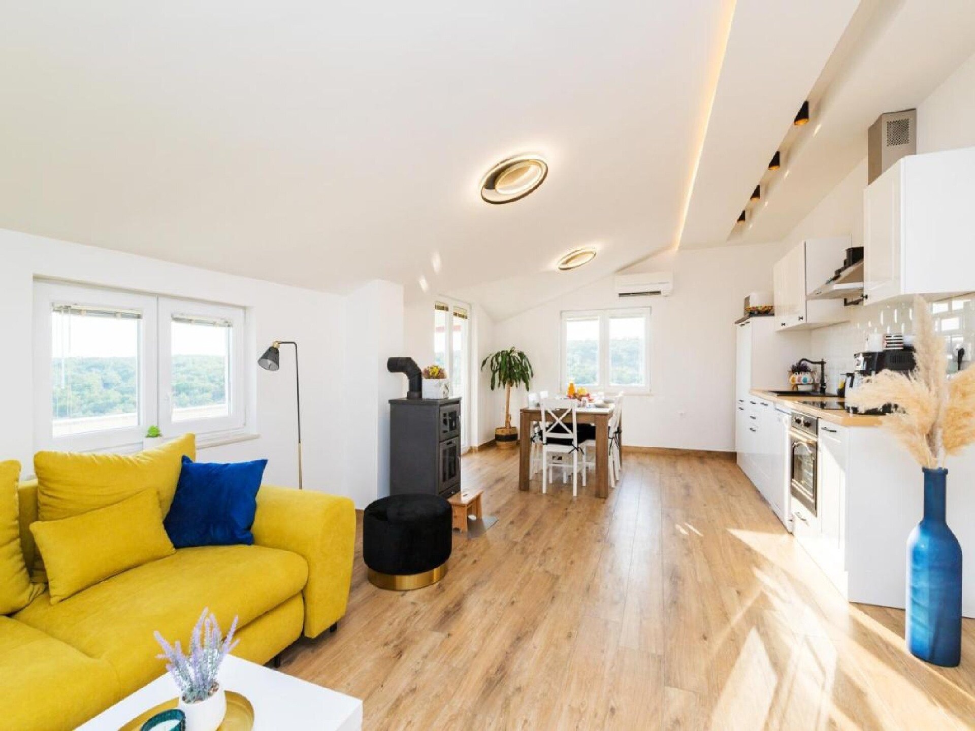 Ruim 3-slaapkamerappartement met balkon en gedeeld zwembad in Radovin - foto 3
