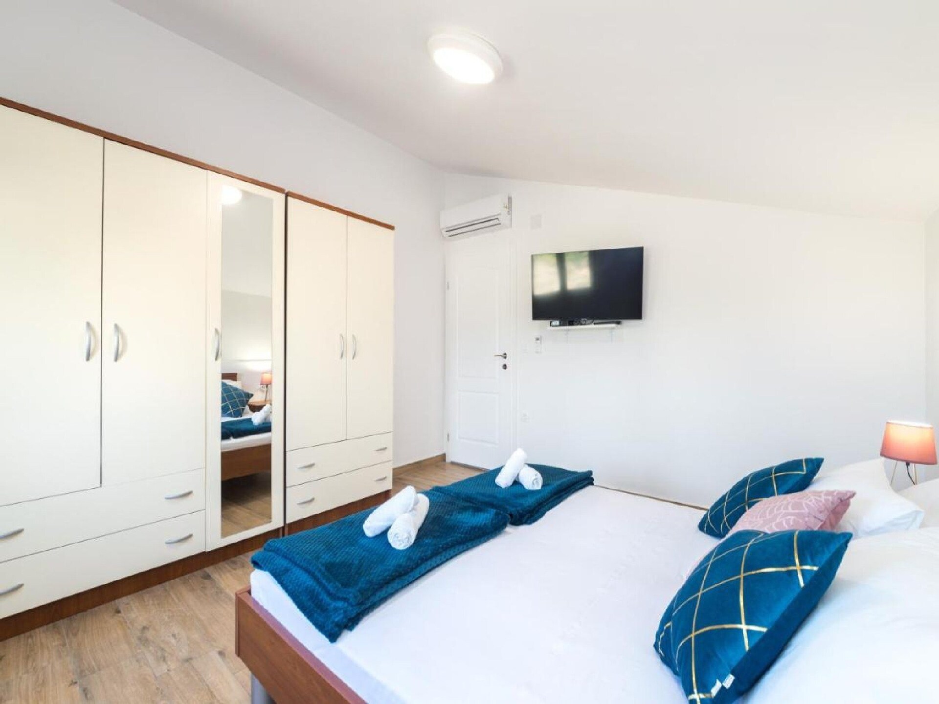 Ruim 3-slaapkamerappartement met balkon en gedeeld zwembad in Radovin - foto 9