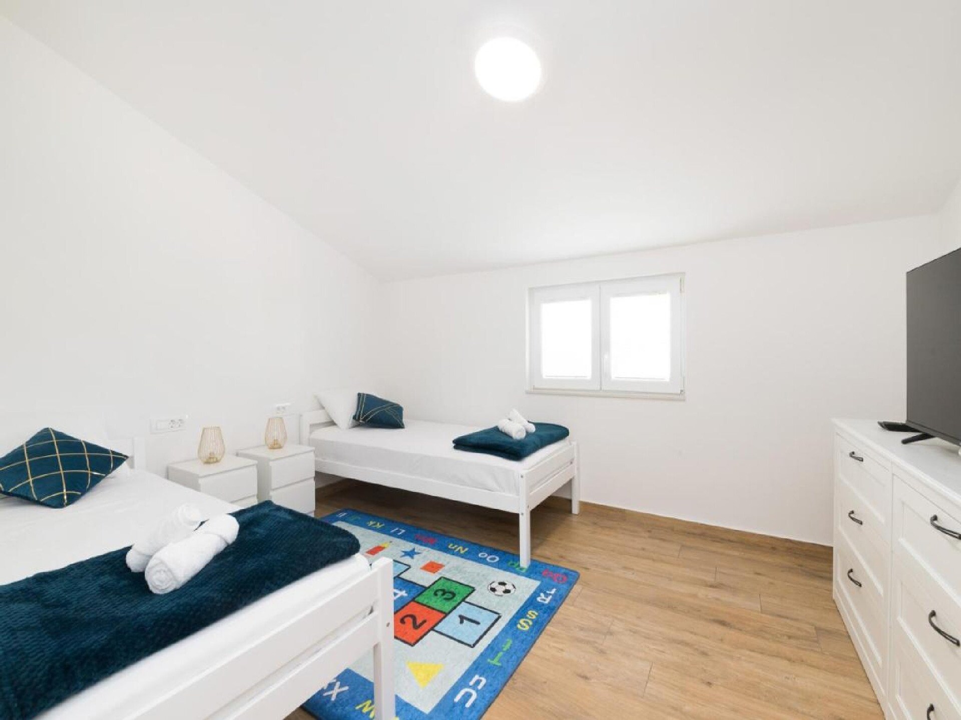 Ruim 3-slaapkamerappartement met balkon en gedeeld zwembad in Radovin - foto 11