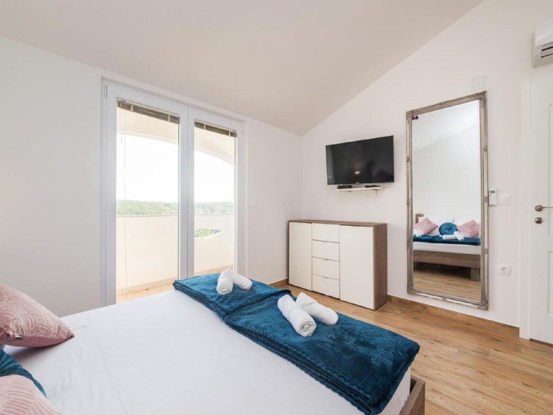 Ruim 3-slaapkamerappartement met balkon en gedeeld zwembad in Radovin - foto 13