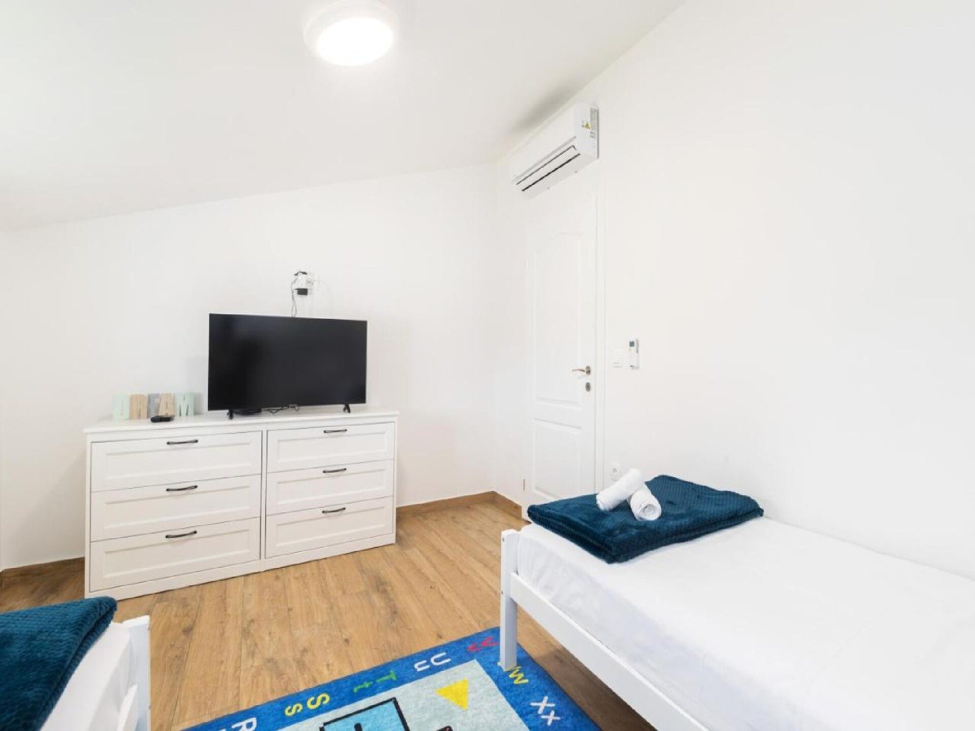 Ruim 3-slaapkamerappartement met balkon en gedeeld zwembad in Radovin - foto 7