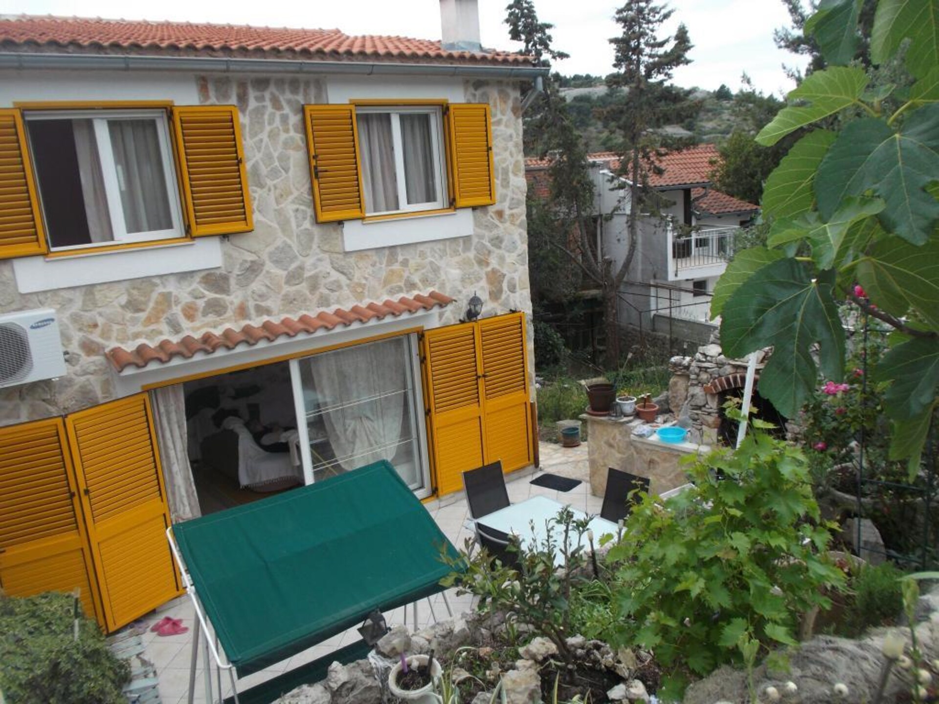 Op 500 m van het strand: Comfortabel appartement op Murter - foto 17