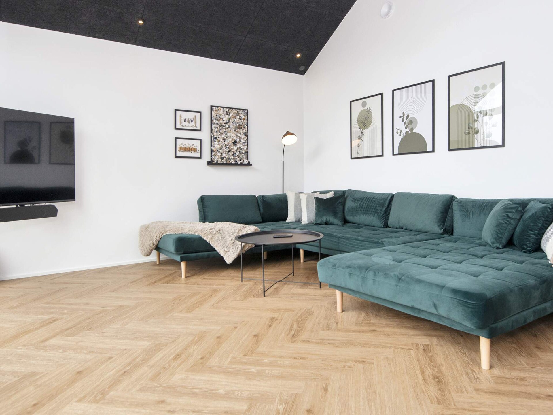 Luxe nieuw vakantiehuis aan meer met whirlpool en gameroom - foto 9