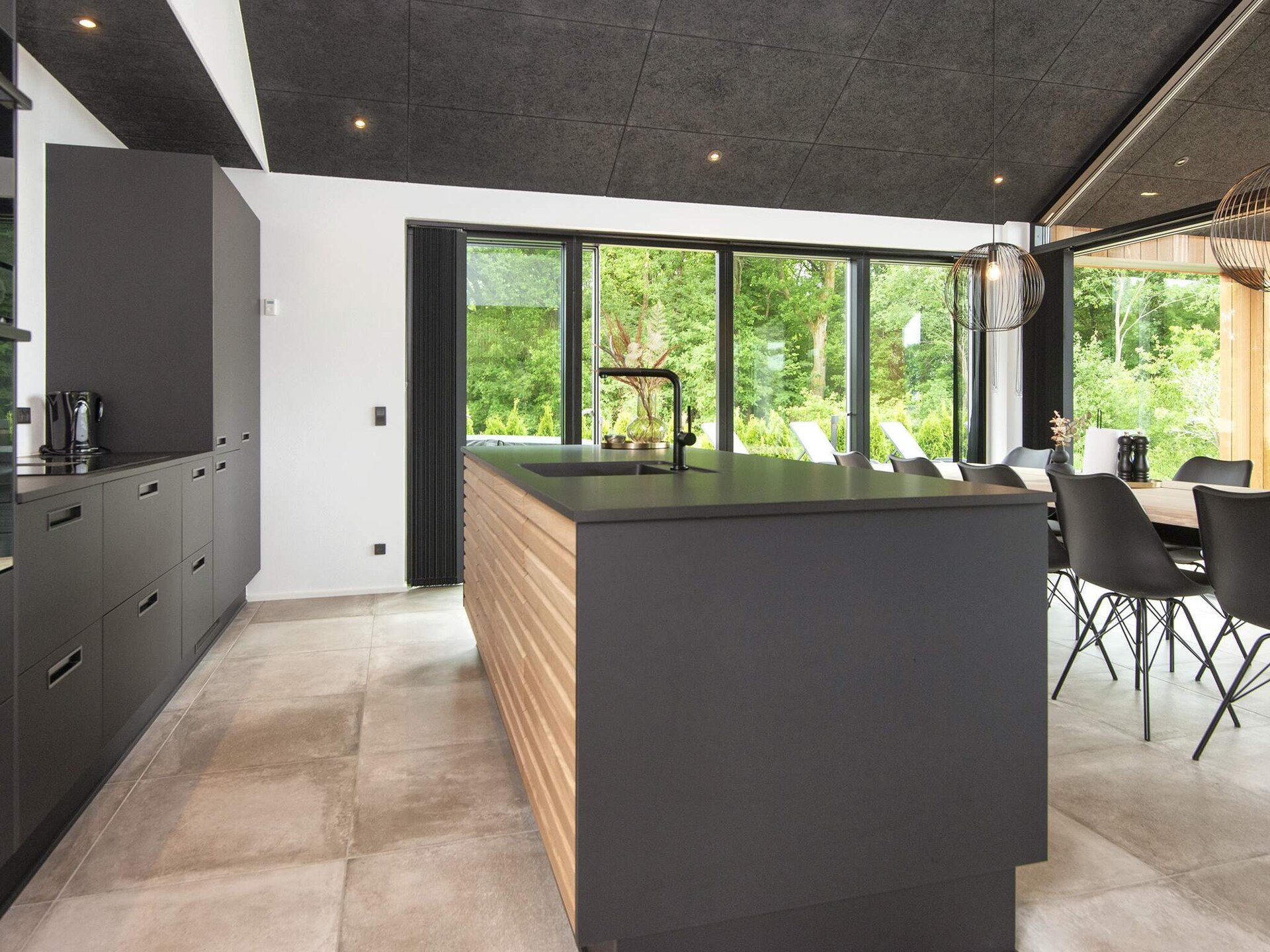 Luxe nieuw vakantiehuis aan meer met whirlpool en gameroom - foto 18