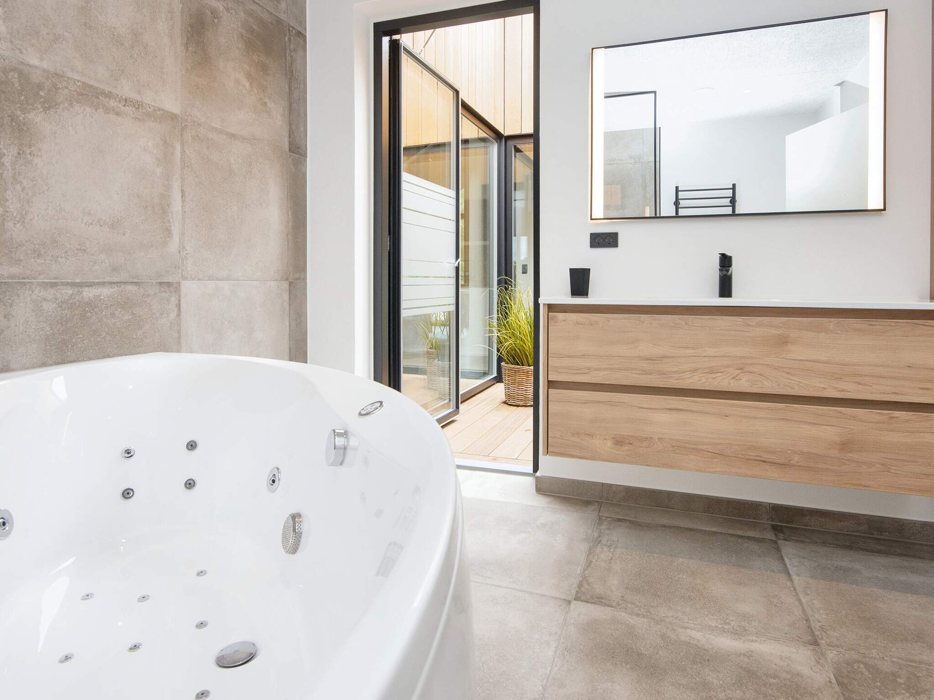 Luxe nieuw vakantiehuis aan meer met whirlpool en gameroom - foto 29