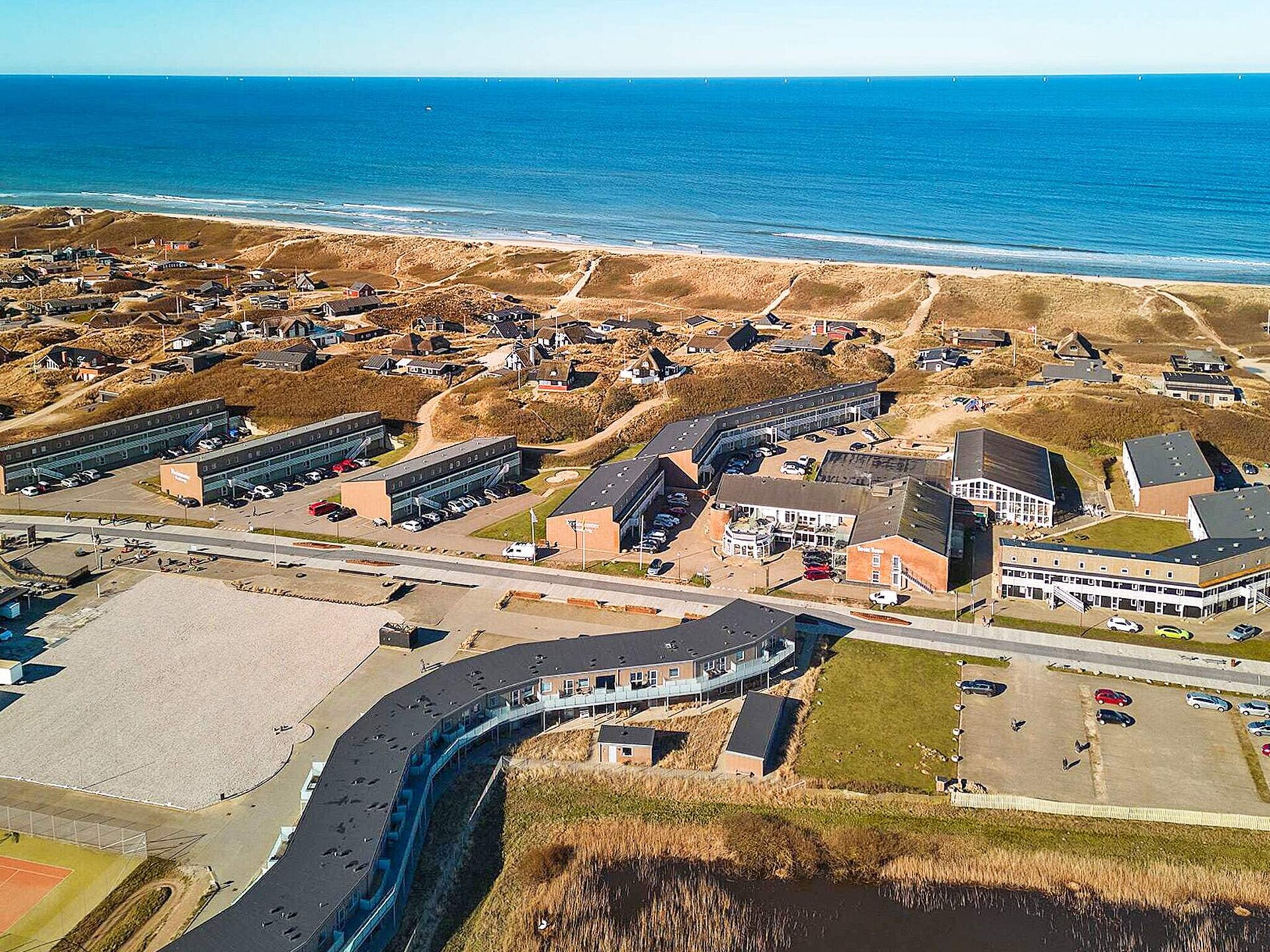 Stijlvol appartement op 150m van de Noordzee met zwembad en golf in Søndervig - foto 9