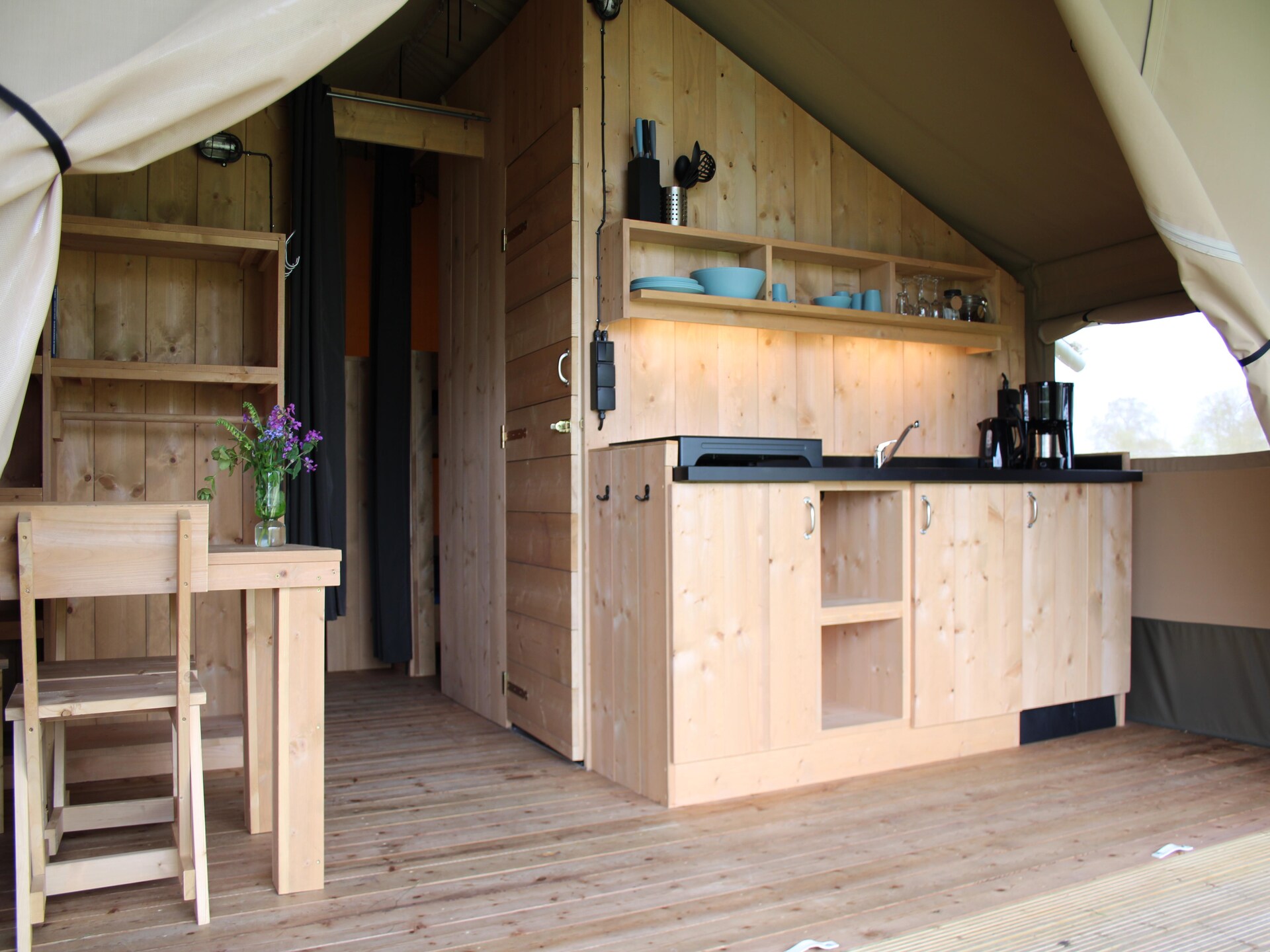 Luxe glampingtent met badkamer in hart van Friese waterrijk - foto 2