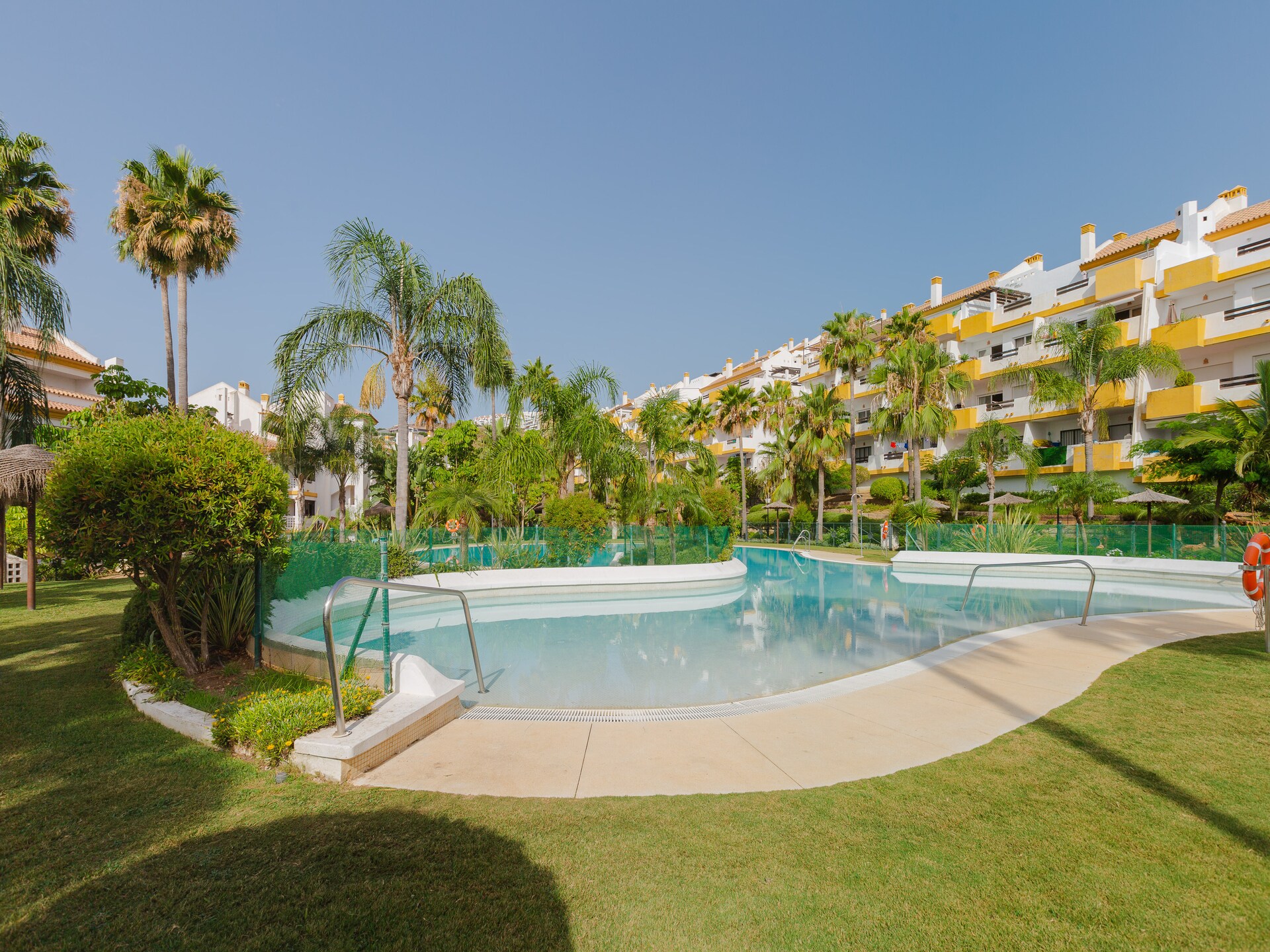 Modern appartement aan golfbaan nabij Málaga met zwembad en padel - foto 2