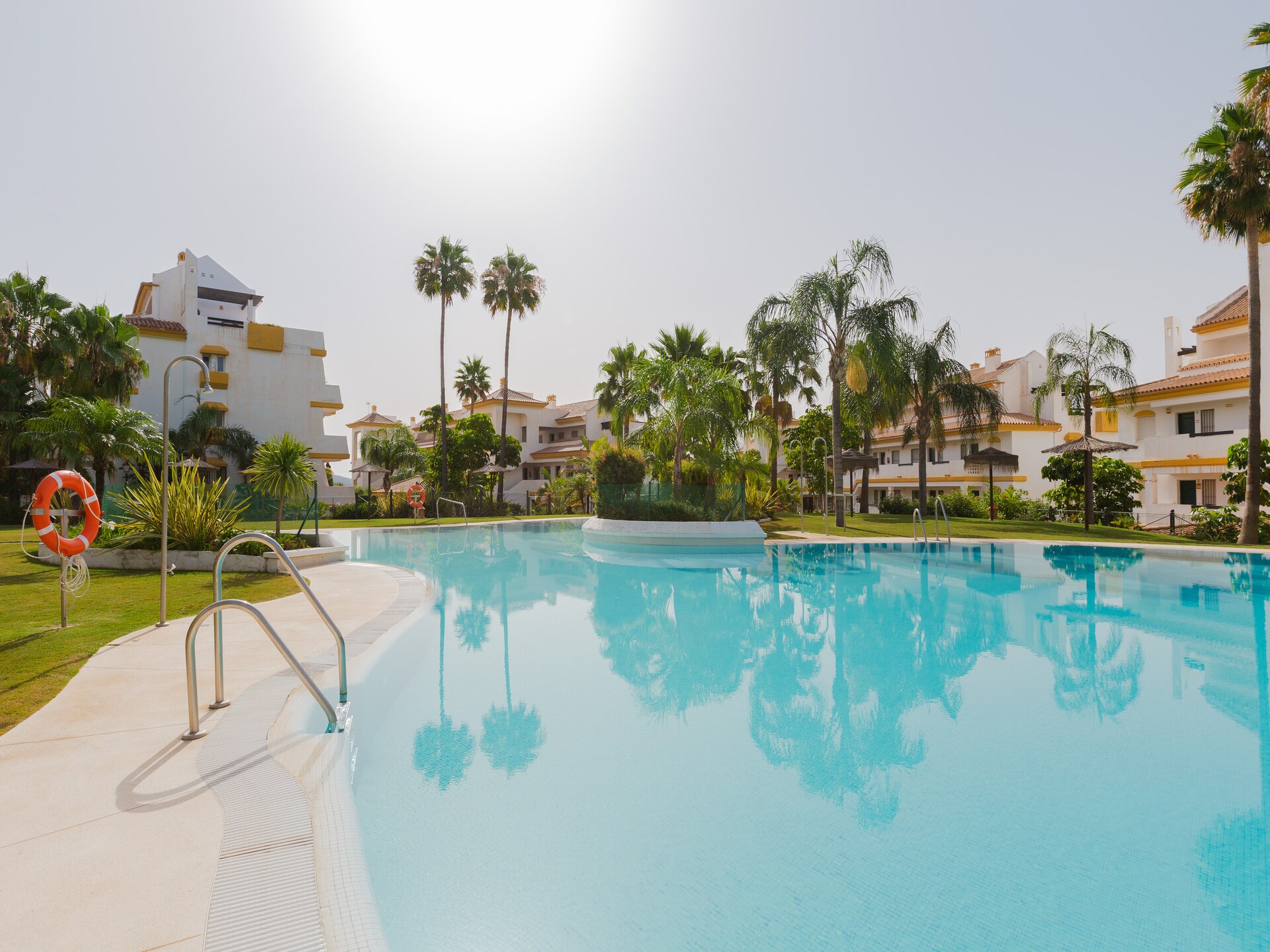Modern appartement aan golfbaan nabij Málaga met zwembad en padel - foto 3