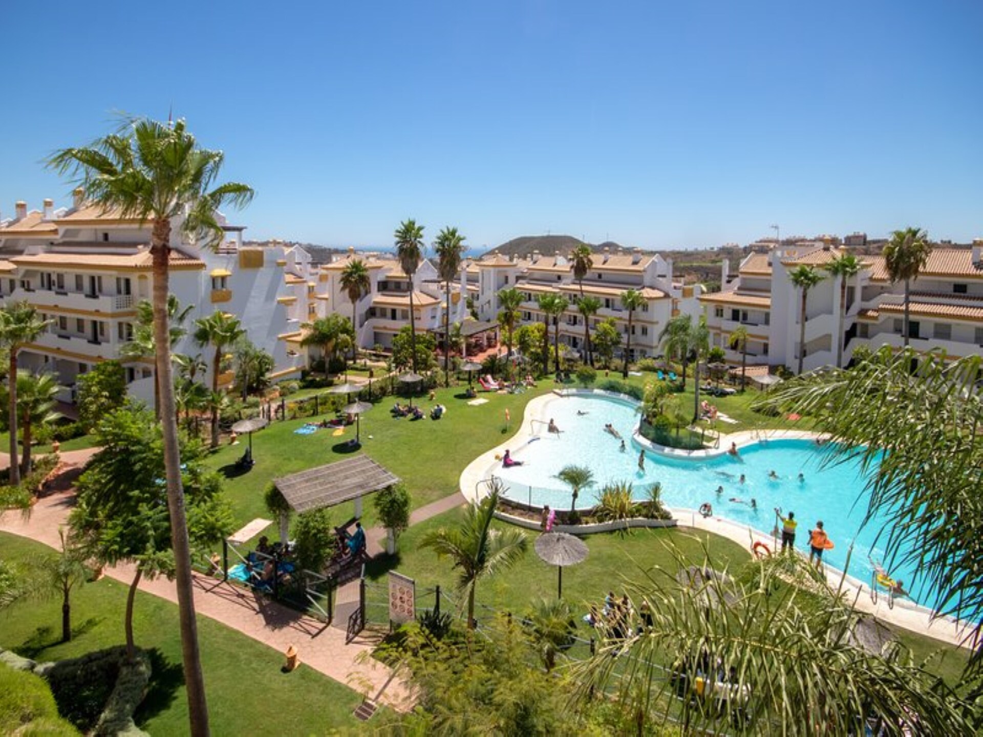 Modern appartement aan golfbaan nabij Málaga met zwembad en padel - foto 10
