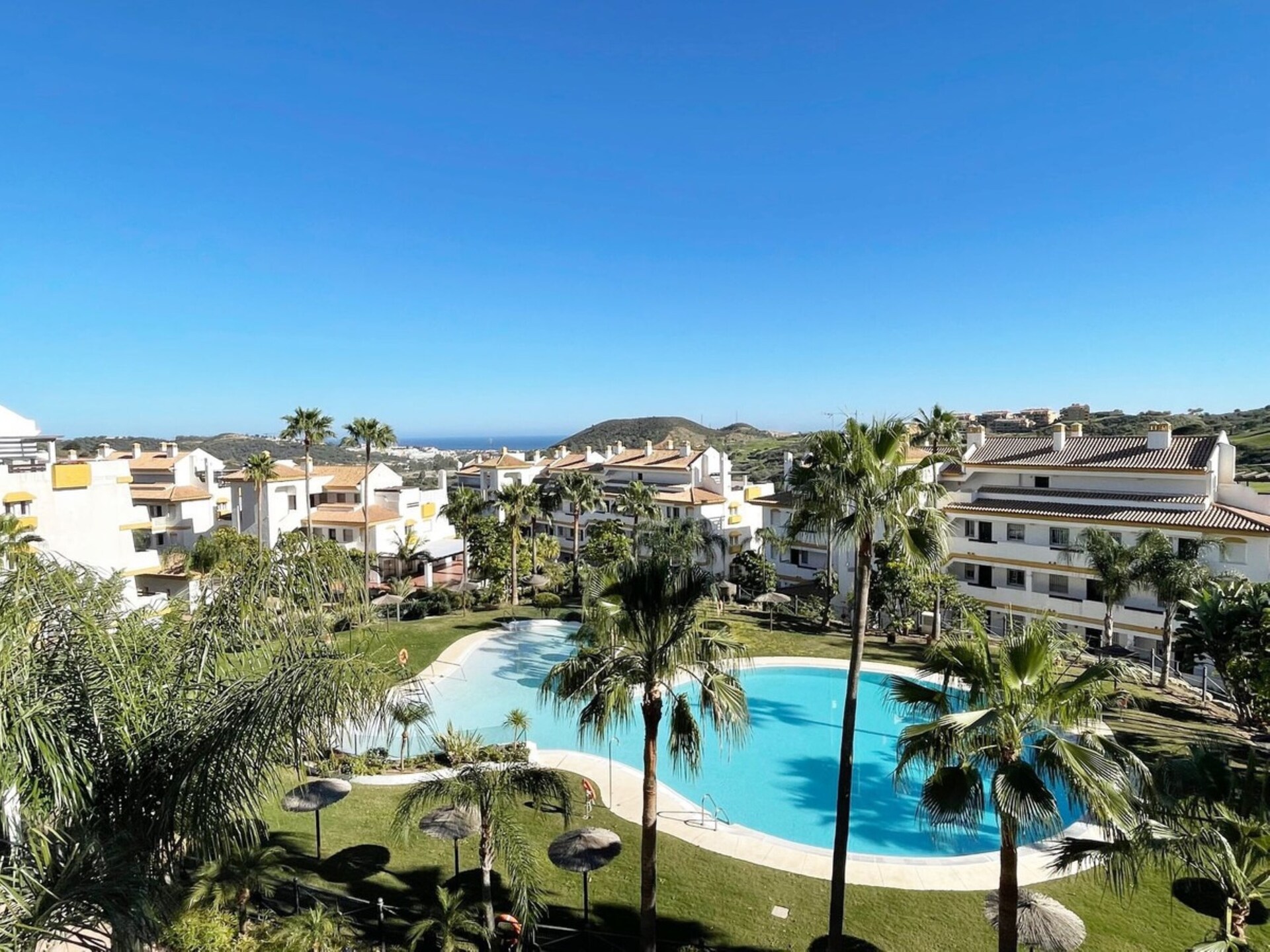 Modern appartement aan golfbaan nabij Málaga met zwembad en padel - foto 12