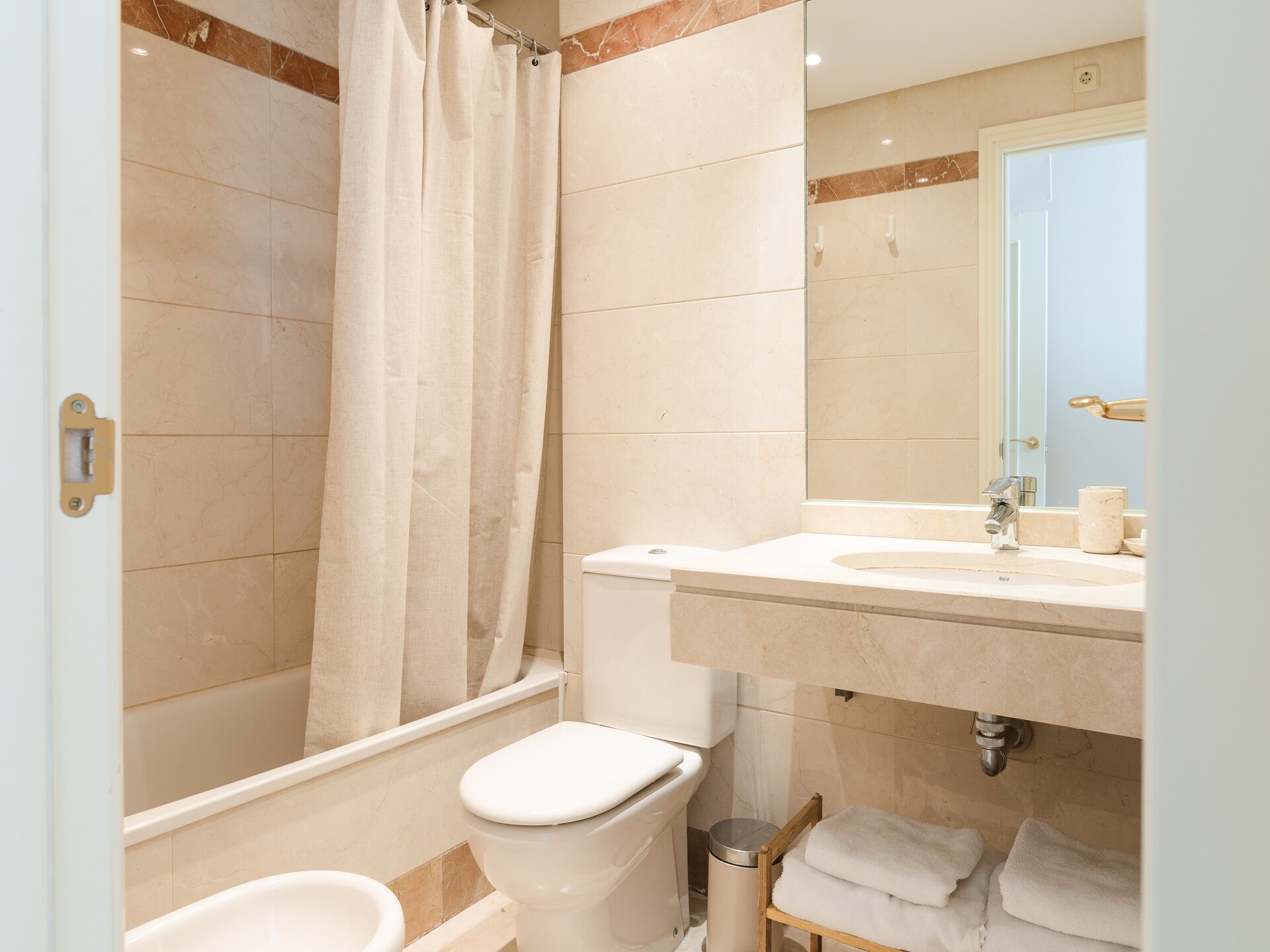 Modern appartement aan golfbaan nabij Málaga met zwembad en padel - foto 27