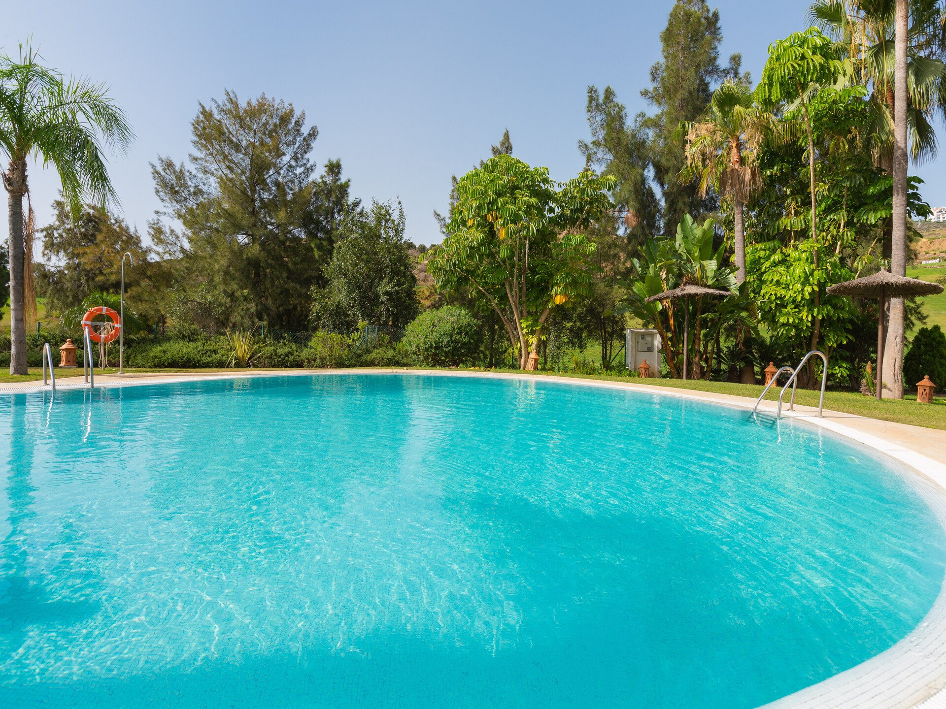 Modern appartement aan golfbaan nabij Málaga met zwembad en padel - foto 34