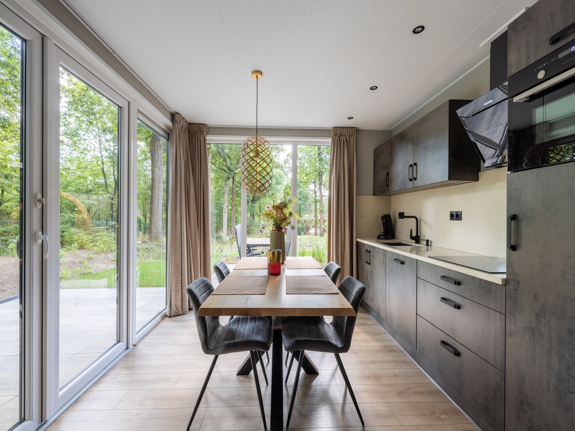 Lichtrijk vakantiehuis aan de rand van het bos op de Veluwe - foto 2