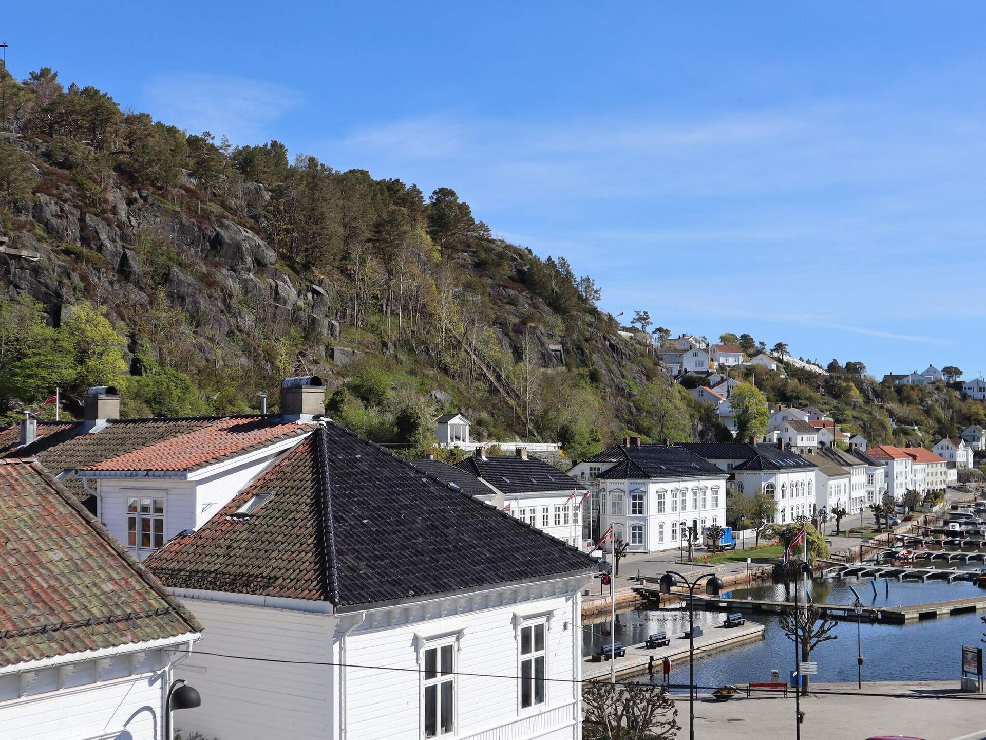 Sfeervol houten appartement in het hart van Risør met panoramisch dakterras - foto 13