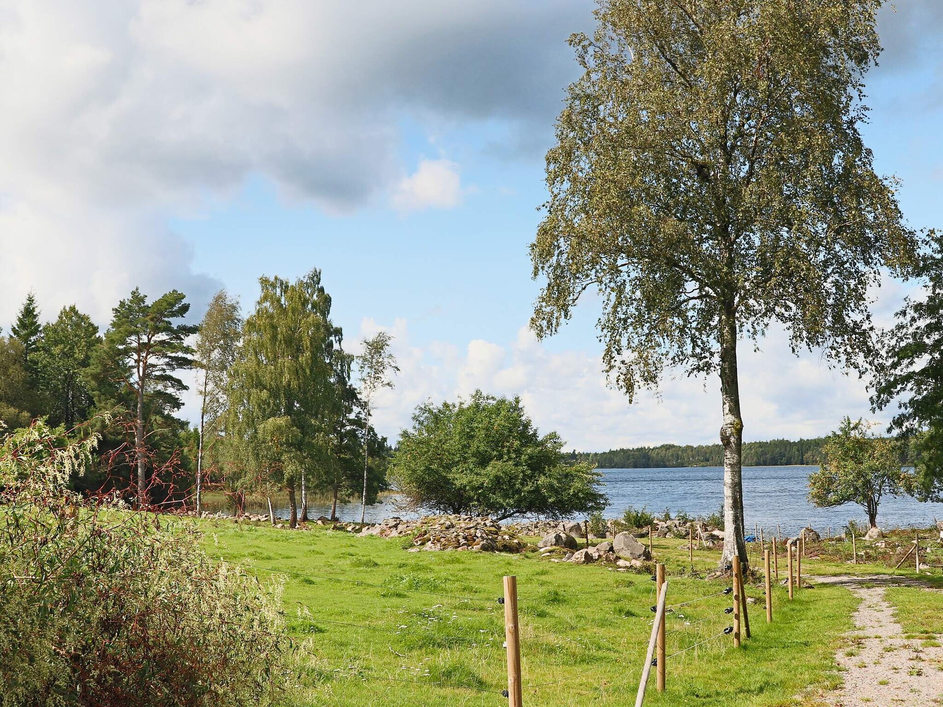 Idyllisch vakantiehuis aan het meer met roeiboot bij Unnaryd - foto 9