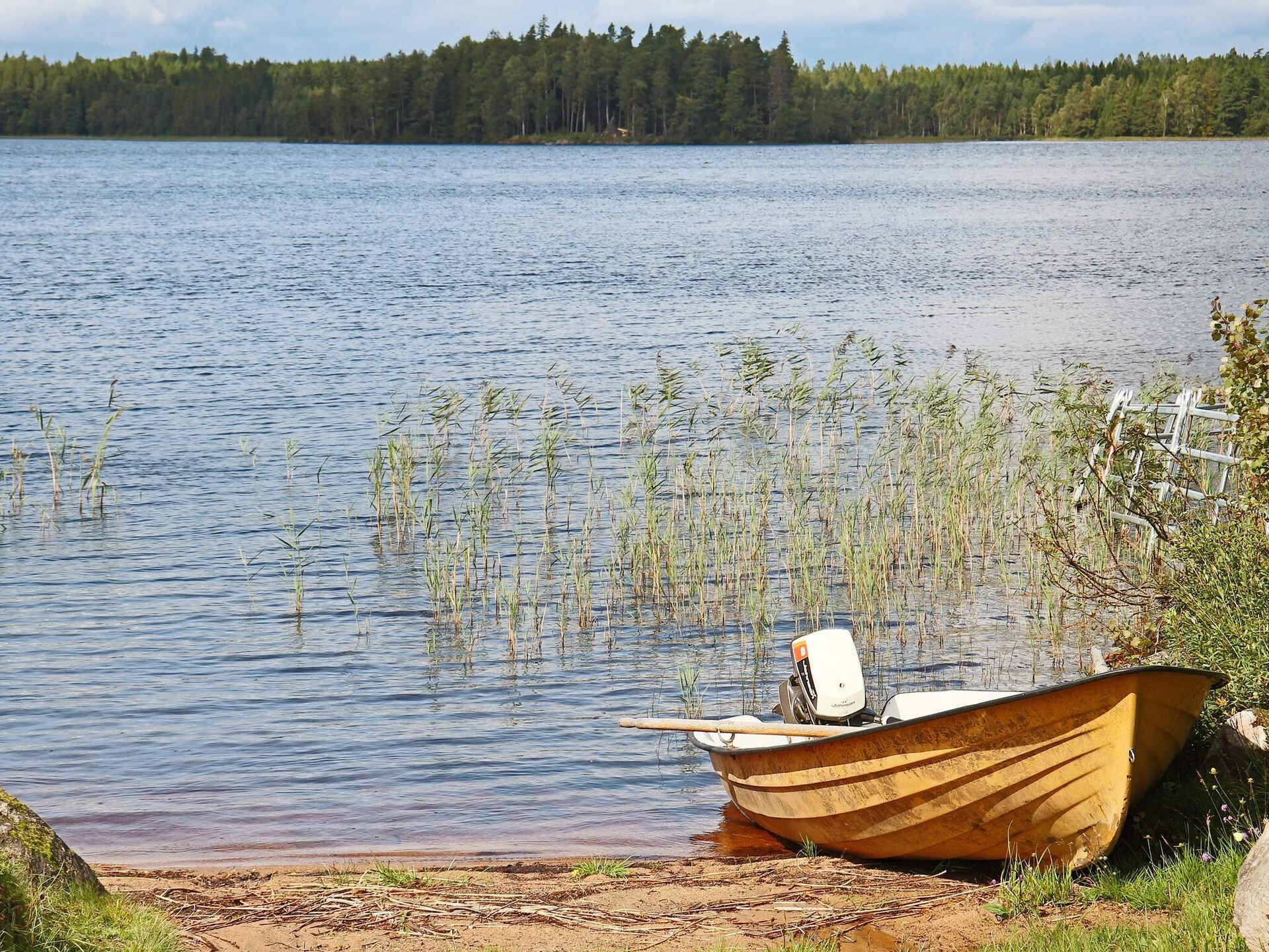 Idyllisch vakantiehuis aan het meer met roeiboot bij Unnaryd - foto 10