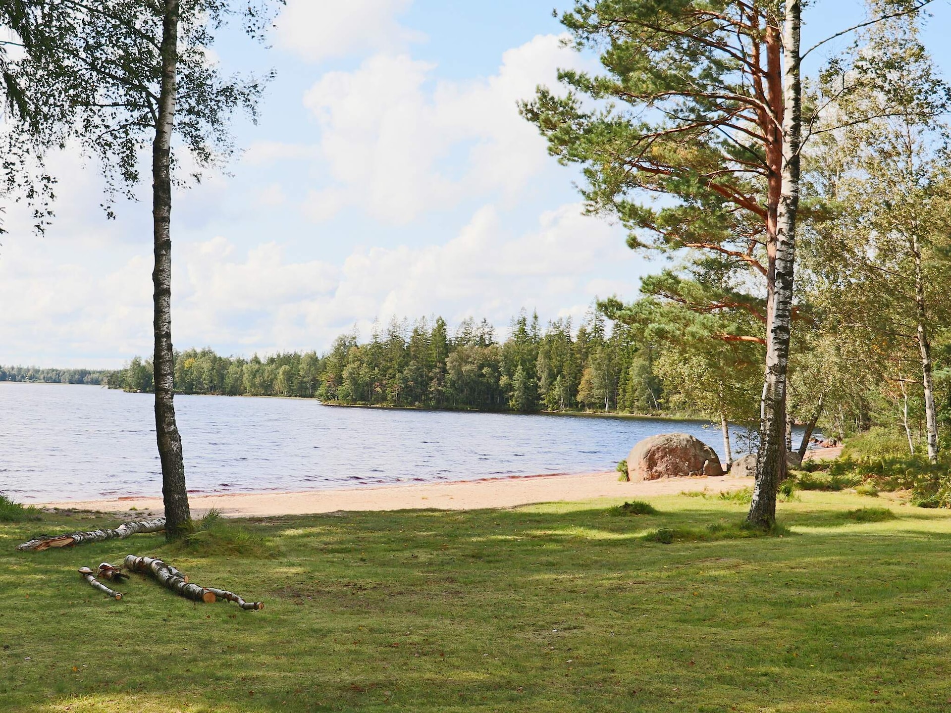 Idyllisch vakantiehuis aan het meer met roeiboot bij Unnaryd - foto 11
