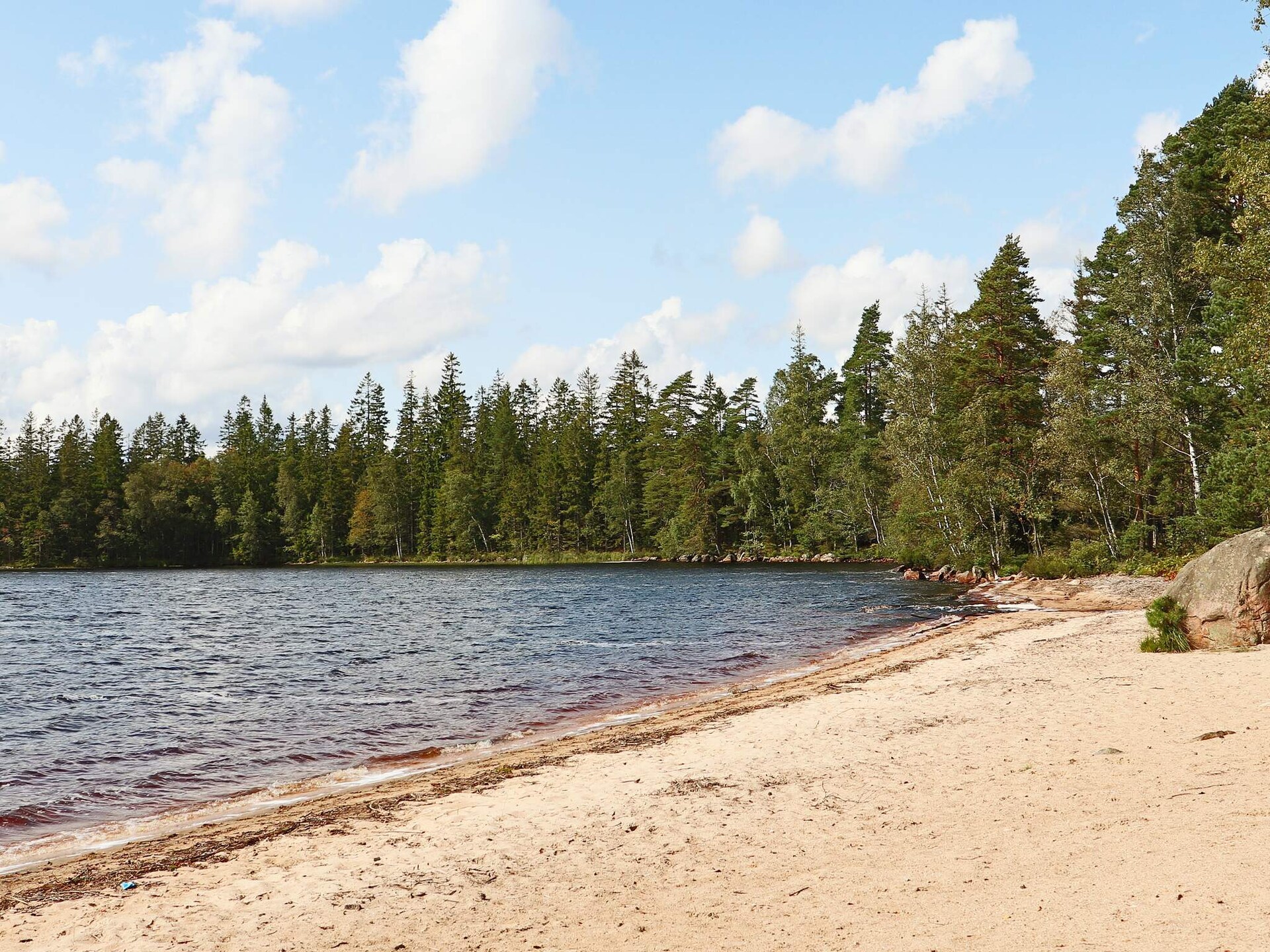 Idyllisch vakantiehuis aan het meer met roeiboot bij Unnaryd - foto 12