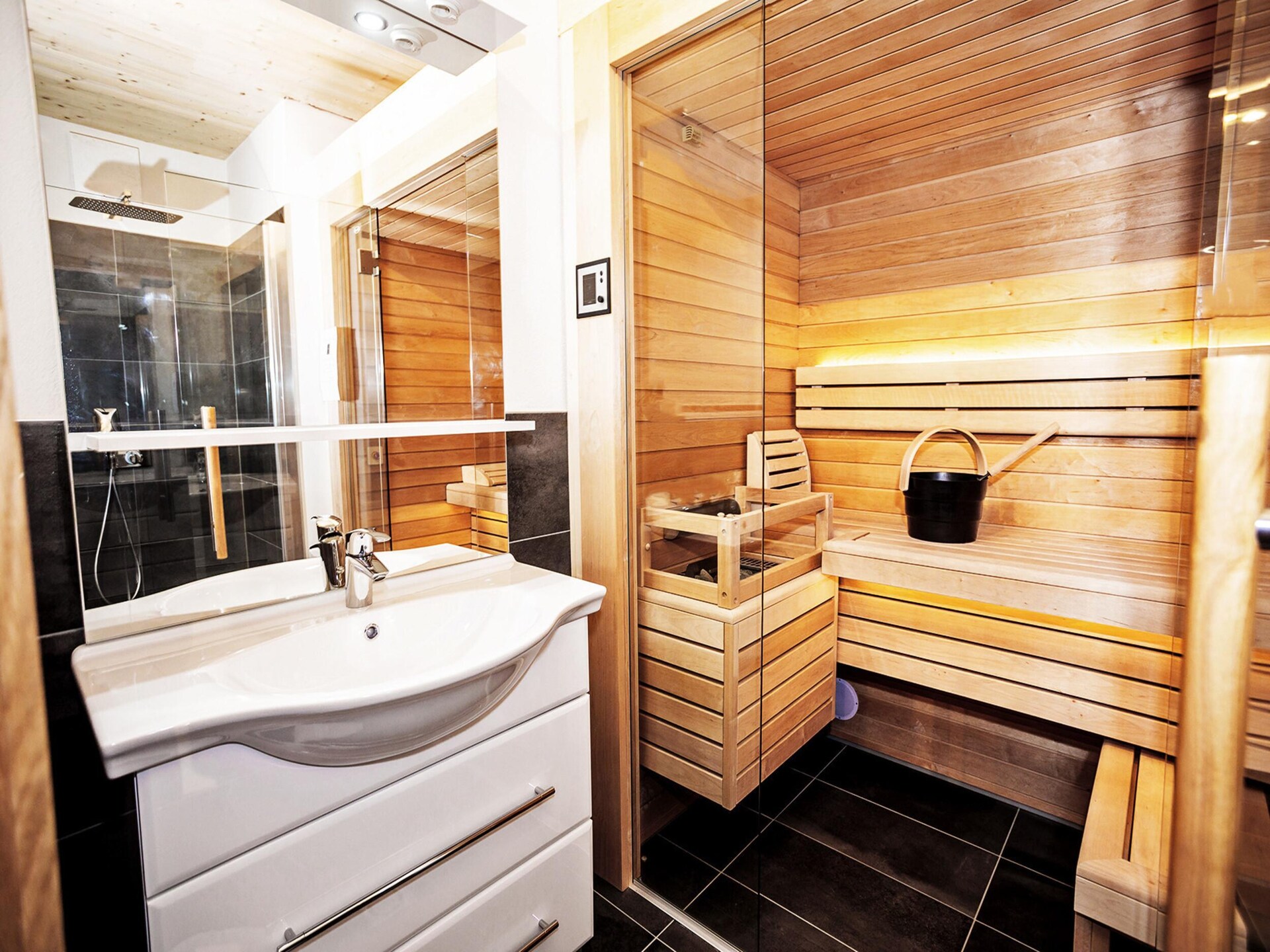 Luxe 6-persoons appartement met sauna en buitenbad direct aan de piste - foto 16